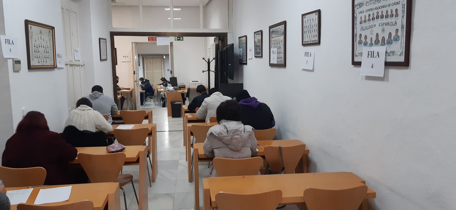 Imágenes de archivo de un examen en el centro de la UNED en Cádiz.