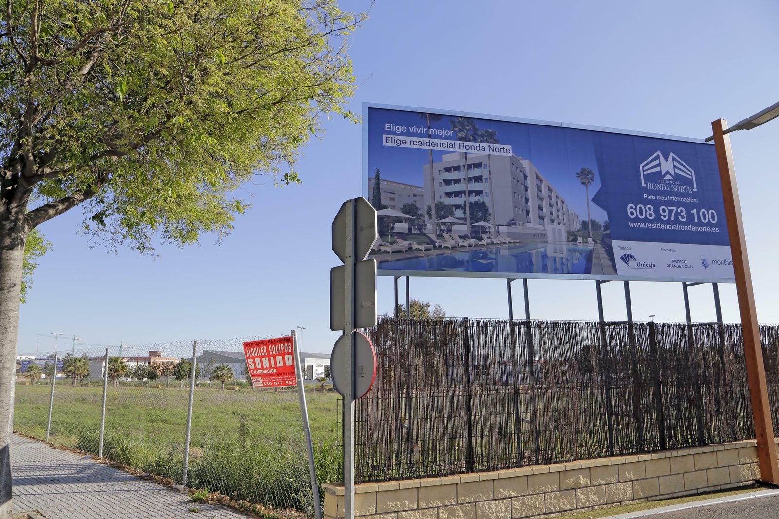 Cartel de una nueva promoción de viviendas en la avenida José Manuel Caballero Bonald.