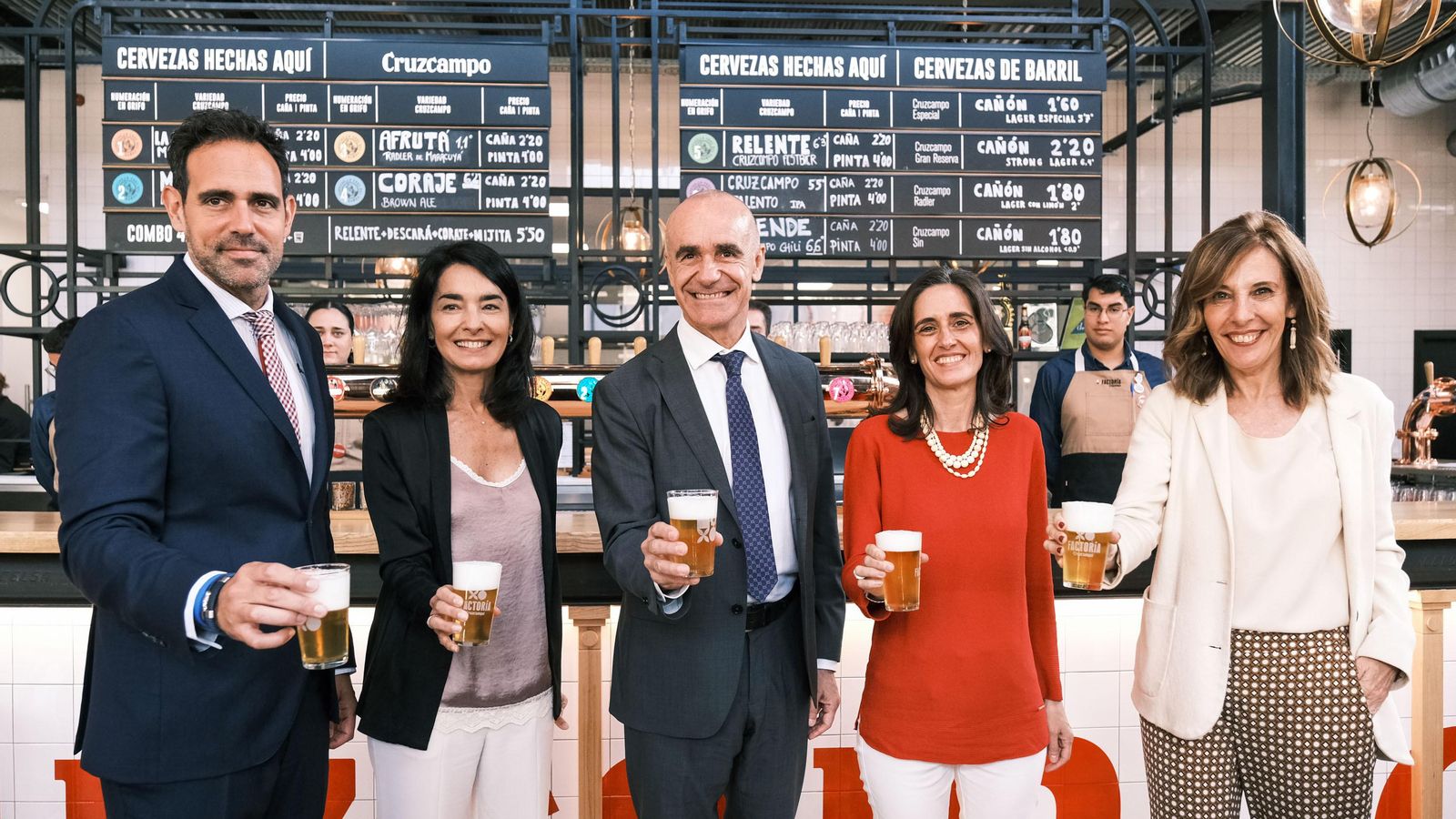 En el acto han participado Antonio Muñoz, alcalde de Sevilla, Susana Cayuelas, delegada en funciones del Gobierno de la Junta de Andalucía en Sevilla, Javier Frutos, presidente de la Federación de Hosteleros de Andalucía, Carmen Ponce, vicepresidenta de la Fundación Cruzcampo y directora de Relaciones Corporativas de HEINEKEN España y Regla Bejarano, directora de la Fundación Cruzcampo.