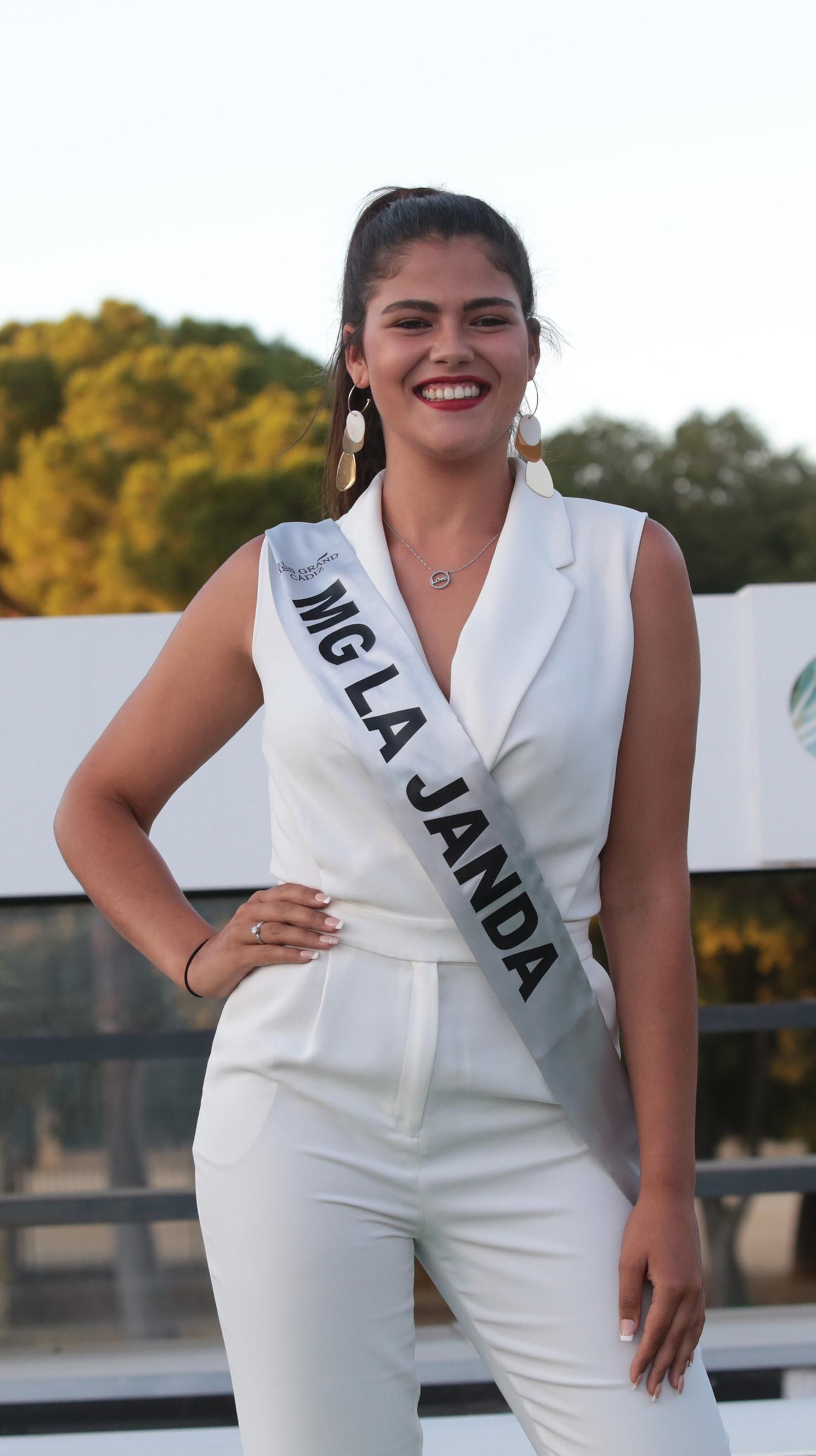 Miss Grand La Janda: Elisabeth Ross Las aspirantes a Miss Grand Cádiz 2021 reciben sus bandas en el Hontoria