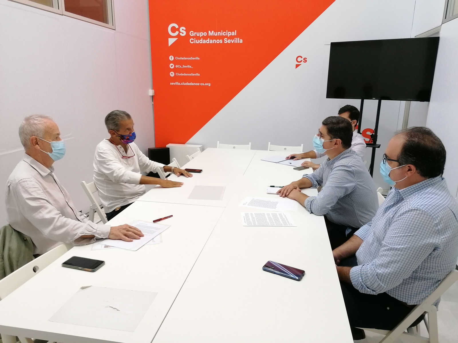 Pimentel durante su reunión con los miembros del Grupo MP9.