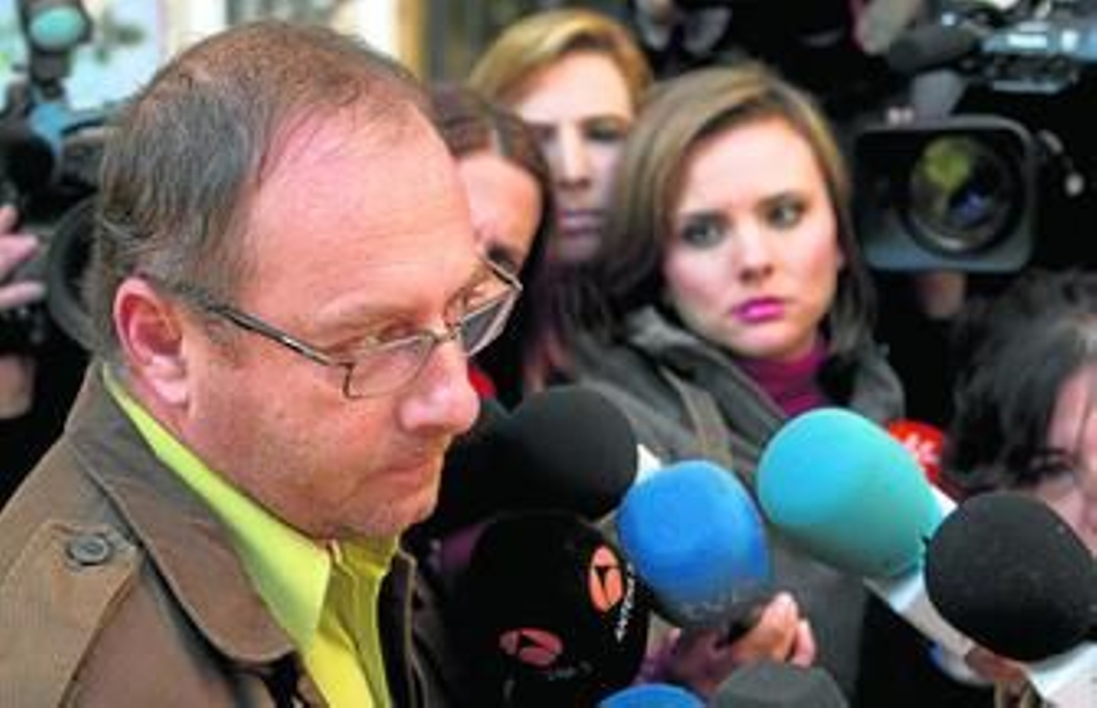 Antonio del Castillo, durante la improvisada rueda de prensa que ofreció ayer a las puertas de su casa.