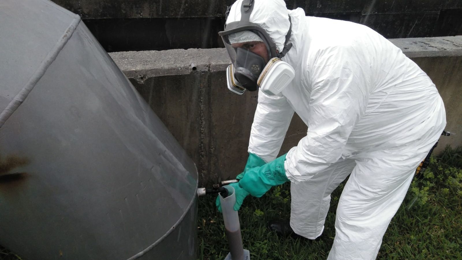 Un operario trabaja en una de las estaciones de Aqualia.