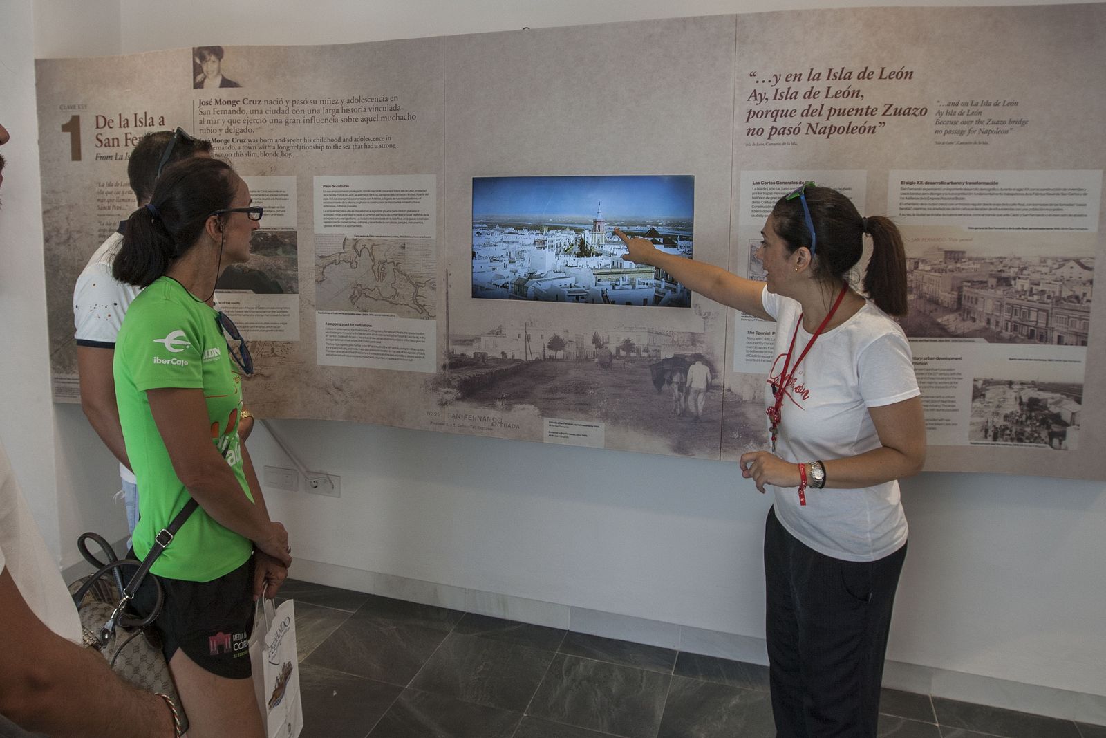 Una guía explica datos de la Casa Natal de Camarón a unos visitantes.