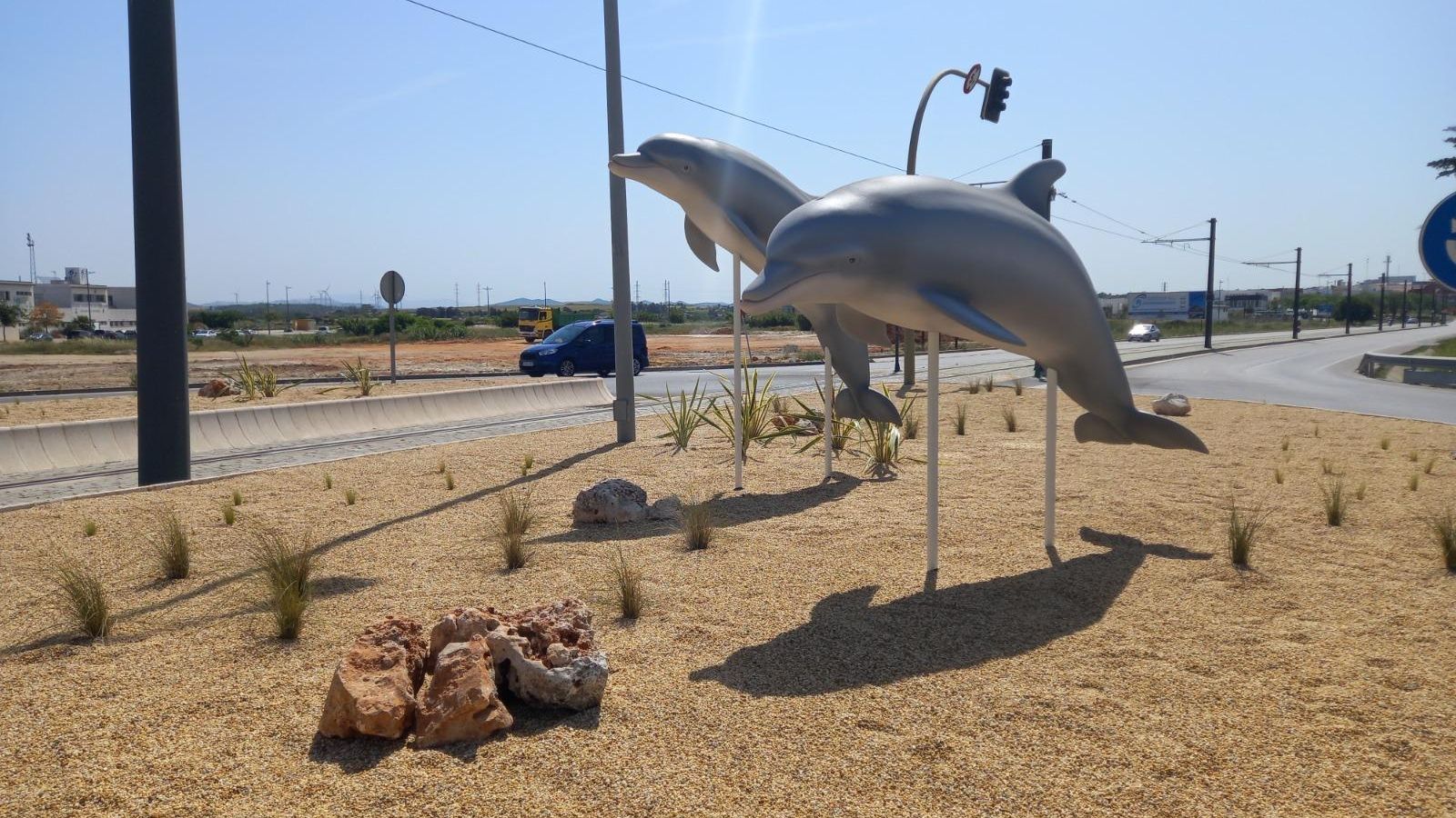 Delfines en la rotonda de la antigua N-340, a la altura de Huerta Mata.