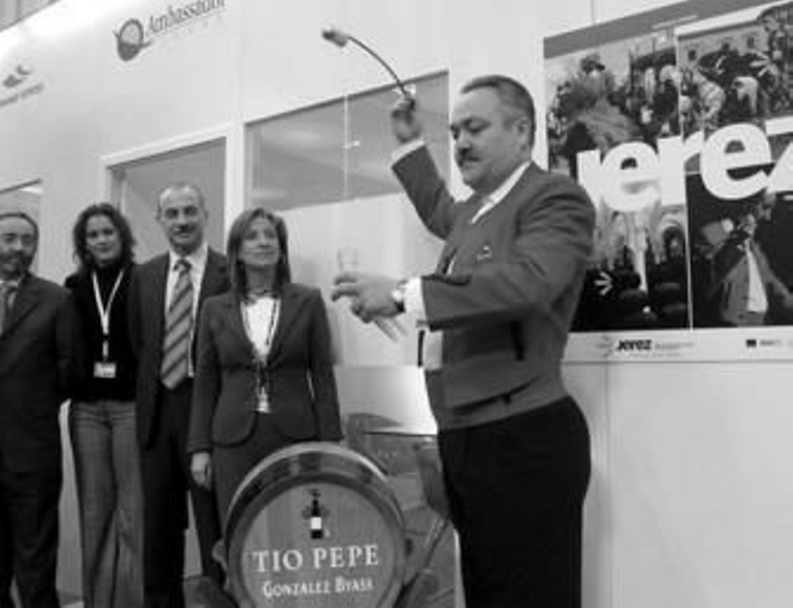 La alcaldesa observa a un venenciador en Fitur, el pasado año.