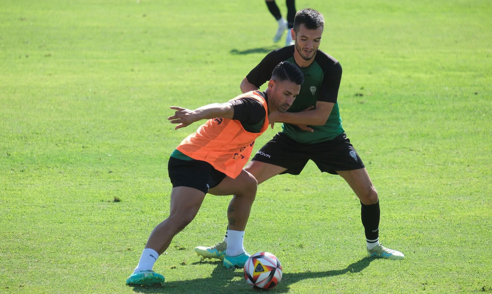Kike Márquez es presionado por Adri Lapeña durante un entrenamiento.