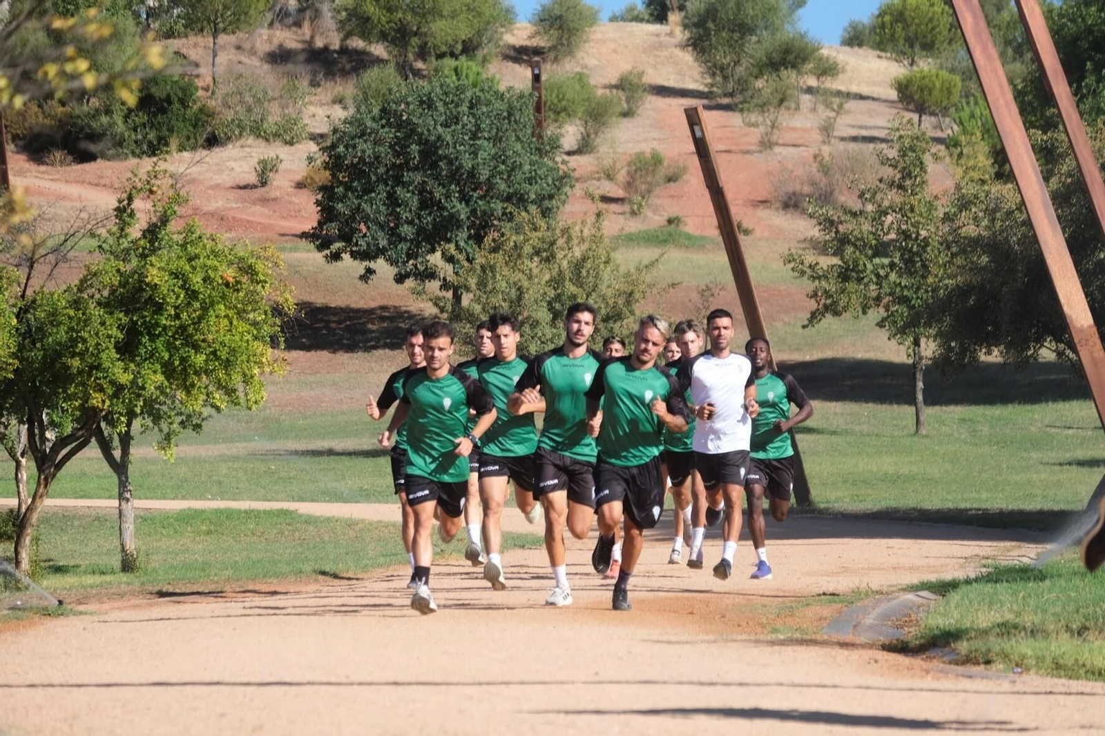 Los jugadores del Córdoba entrenan en la Asomadilla. Los jugadores del Córdoba entrenan en la Asomadilla.