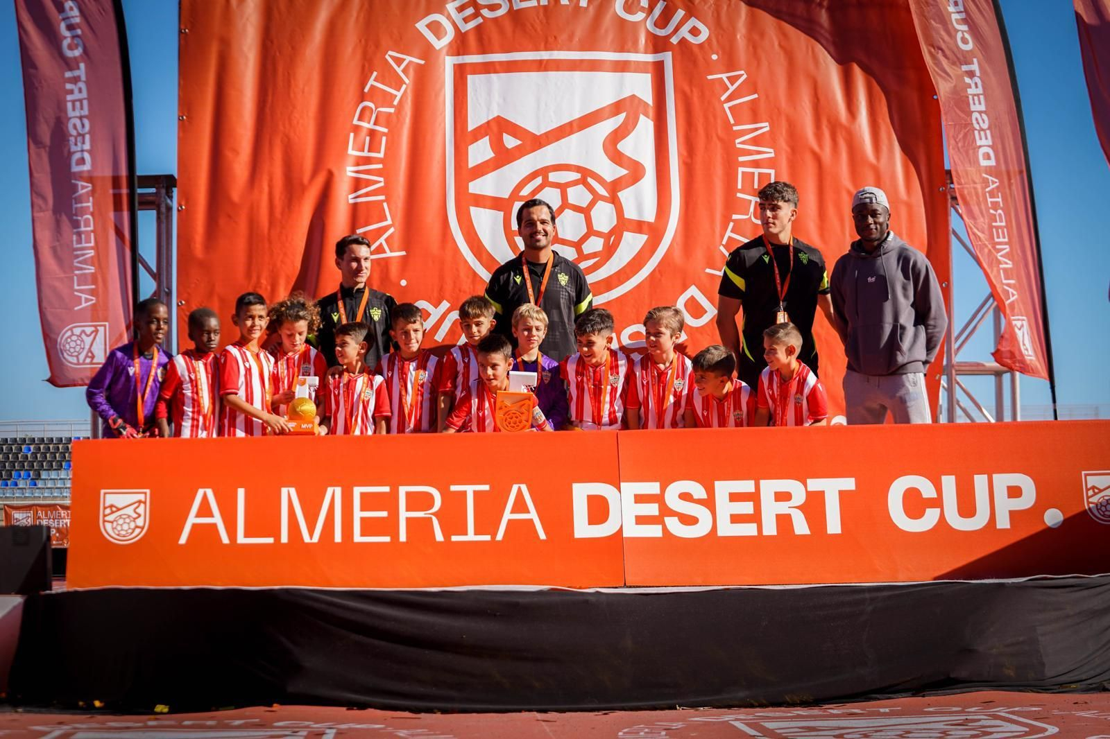 El Almería se llevó la final prebenjamín ante el Valencia y Soko estuvo en la entrega de trofeos