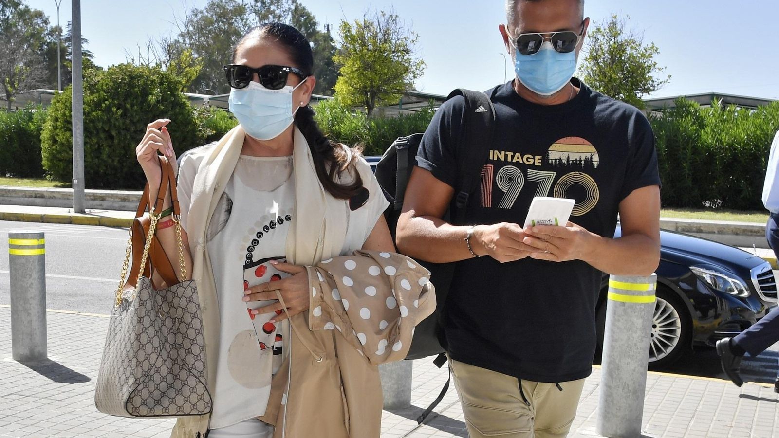 Isabel, en verano, con su hermano.