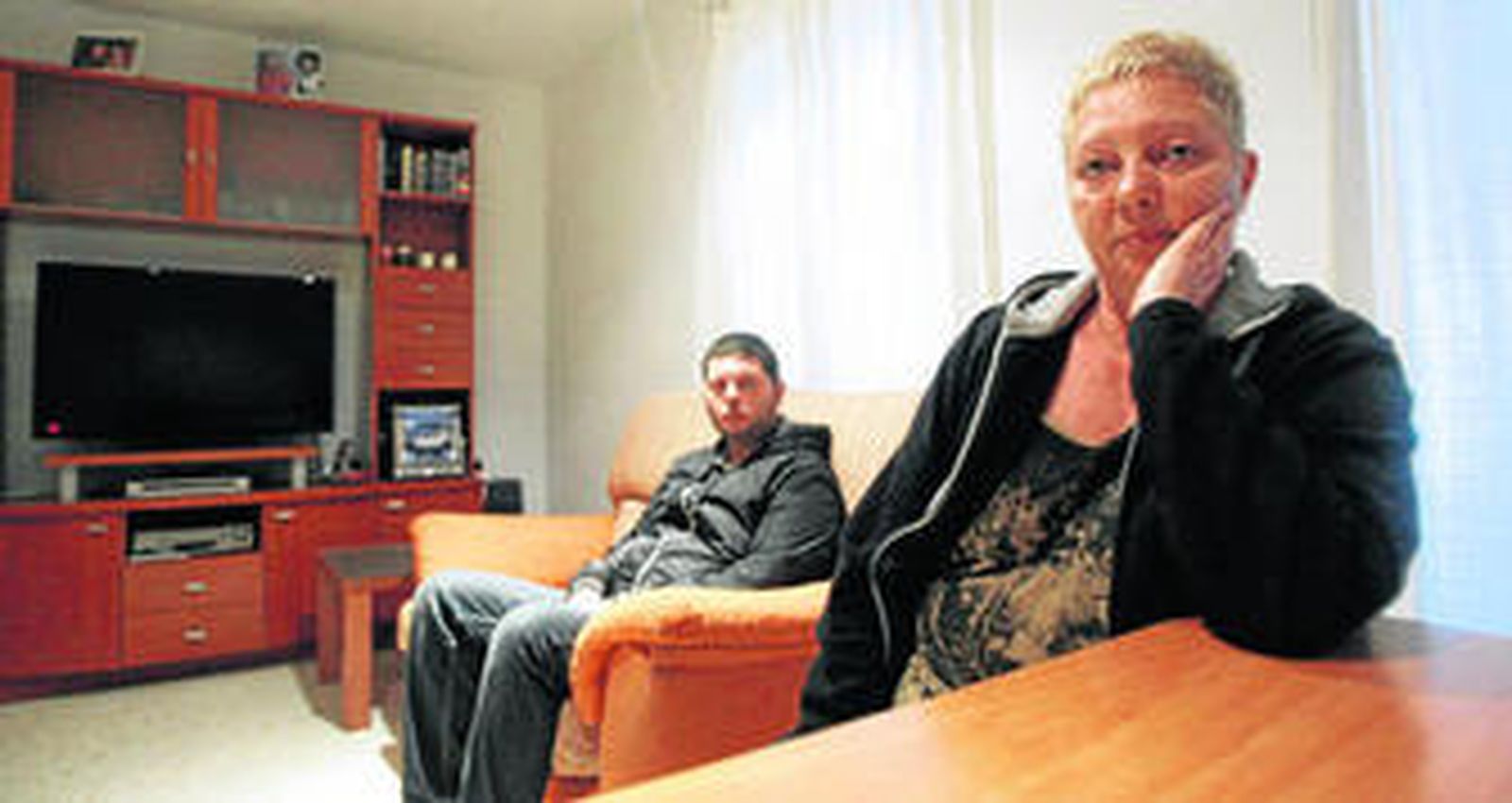 María Isabel Altamirano, con uno de sus hijos, en su domicilio de la calle Obispo José María Rancés.