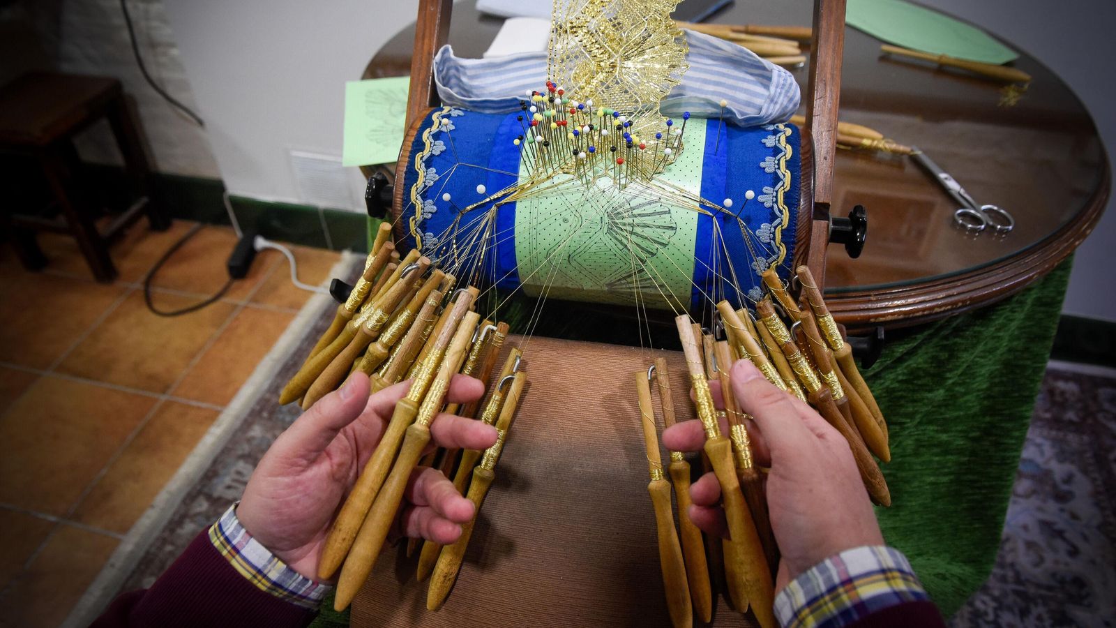 Las manos de Alfonso Aguilar, siempre con dos bolillos en cada una.