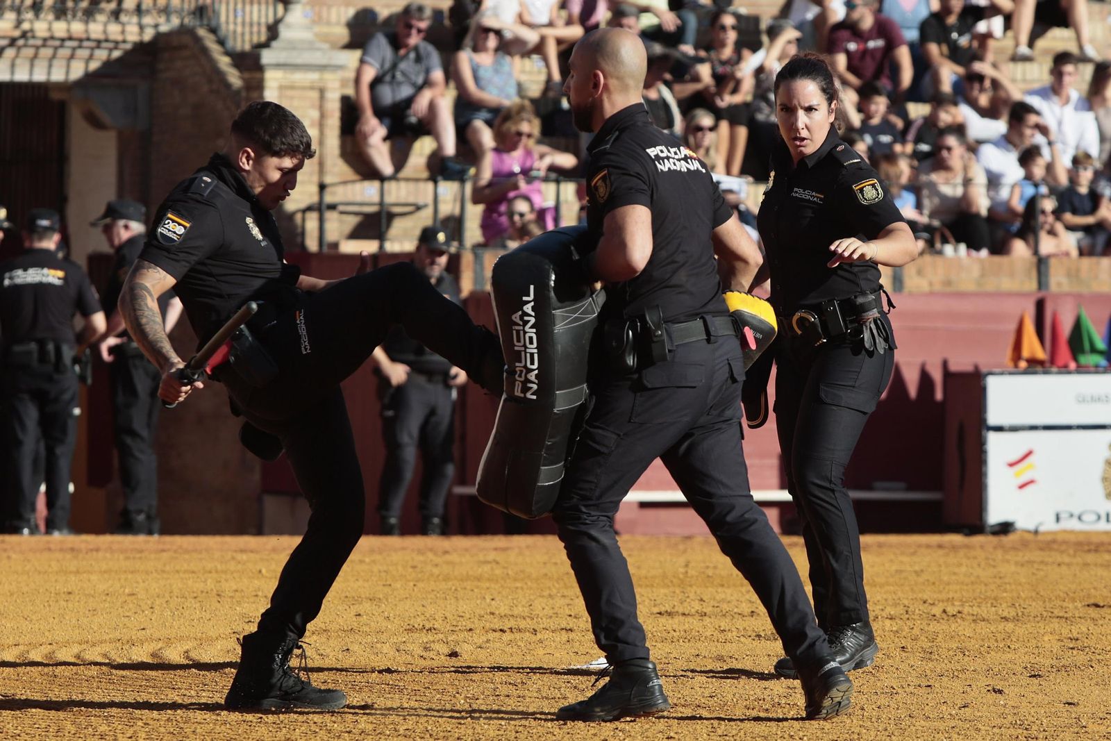 Las imágenes de la espectacular exhibición de la Policía Nacional en la Maestranza