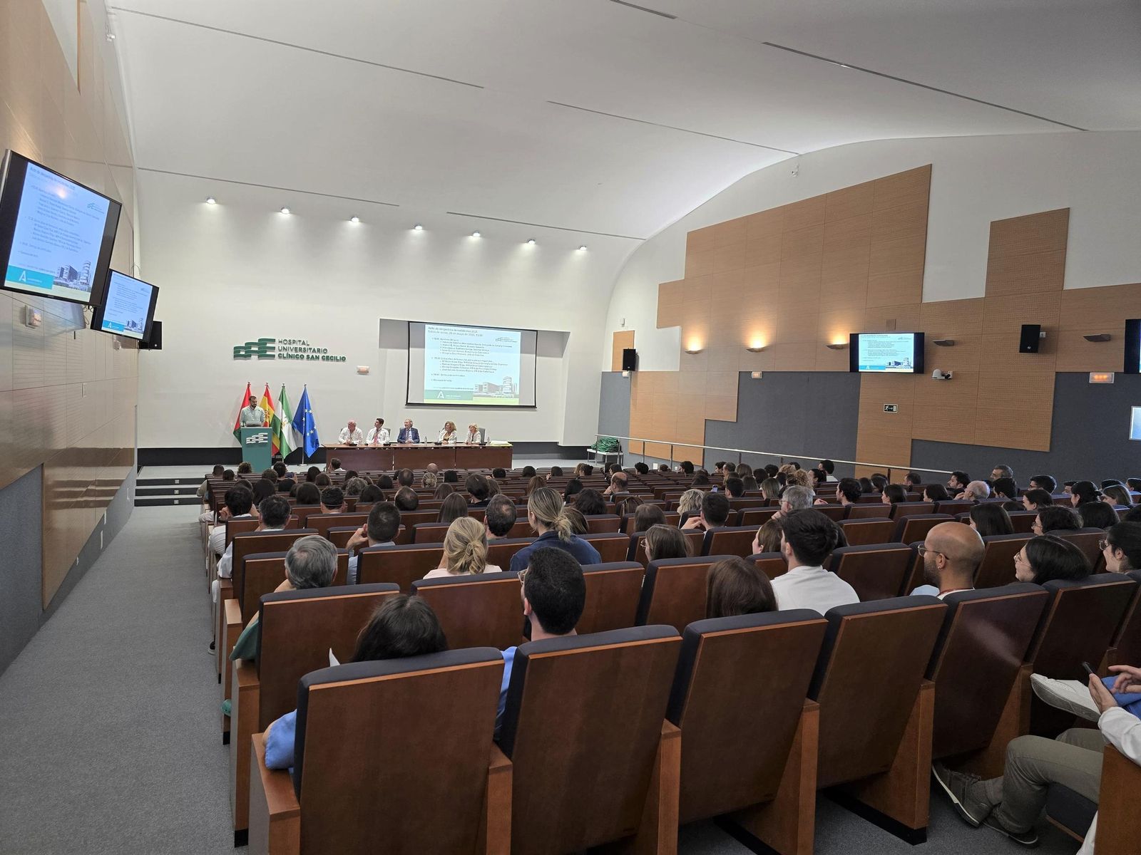 Salon de actos durante el acto de despedida.