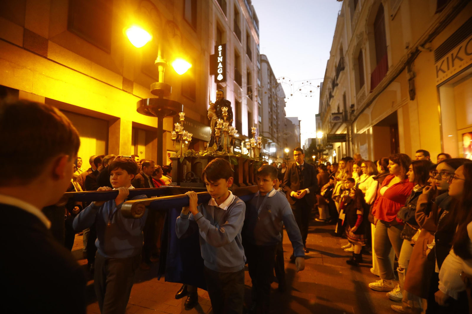 La procesión de la Virgen Milagrosa de Córdoba, en imágenes