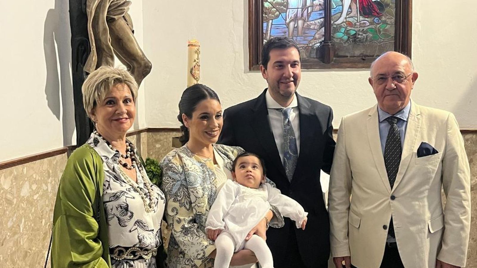 Charo Lacave, Cristina Morilla, Gonzalo Gómez y Pepe Gómez Vela, con el bebé.