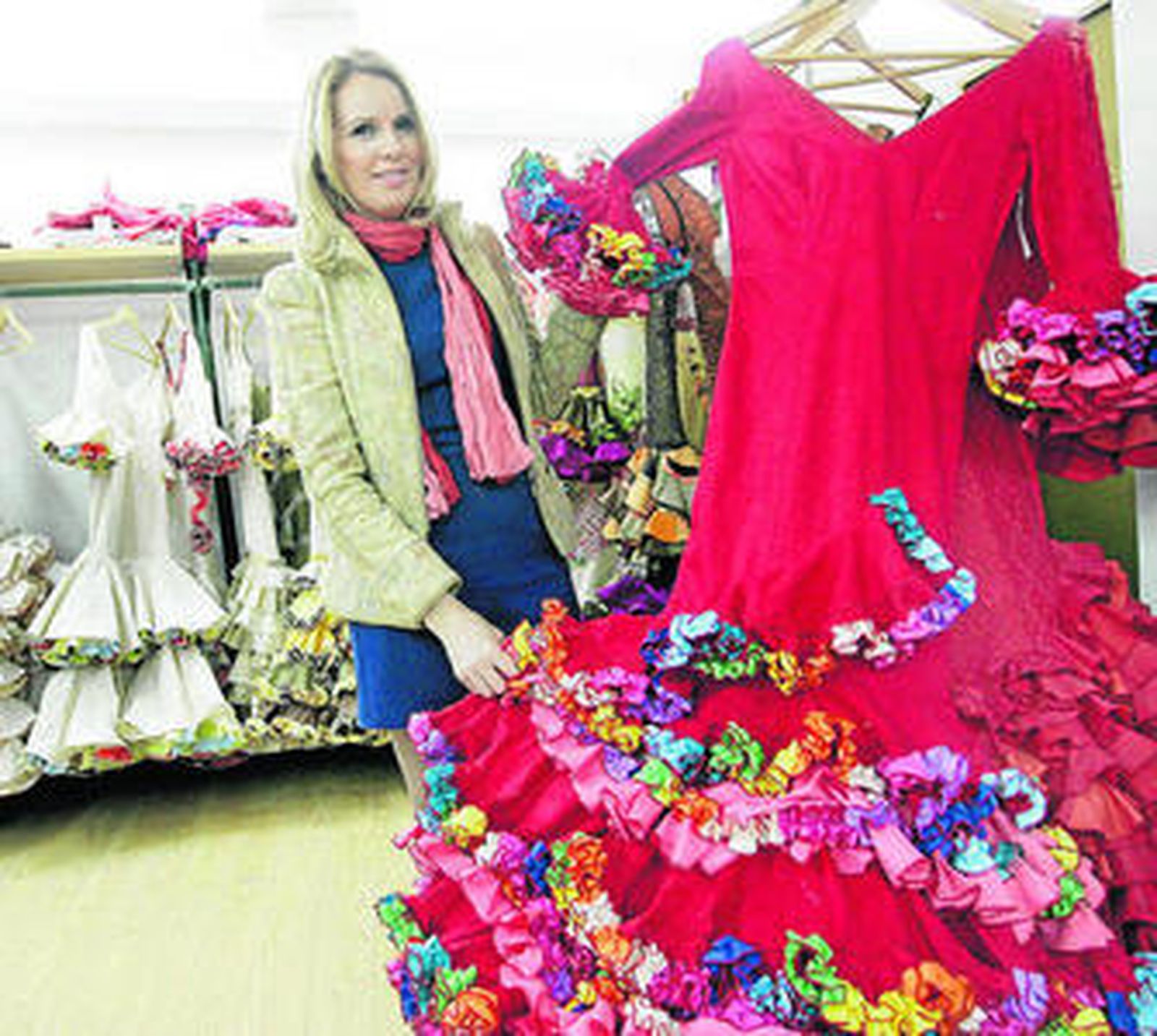 La diseñadora Rosa Rojo muestra una de sus creaciones para esta temporada.