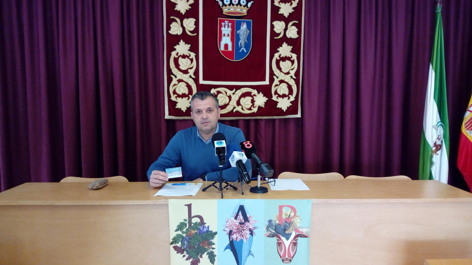 El alcalde, Juan Bermúdez, ya presentó las tarjetas inteligentes con tecnología NFC para la promoción local.