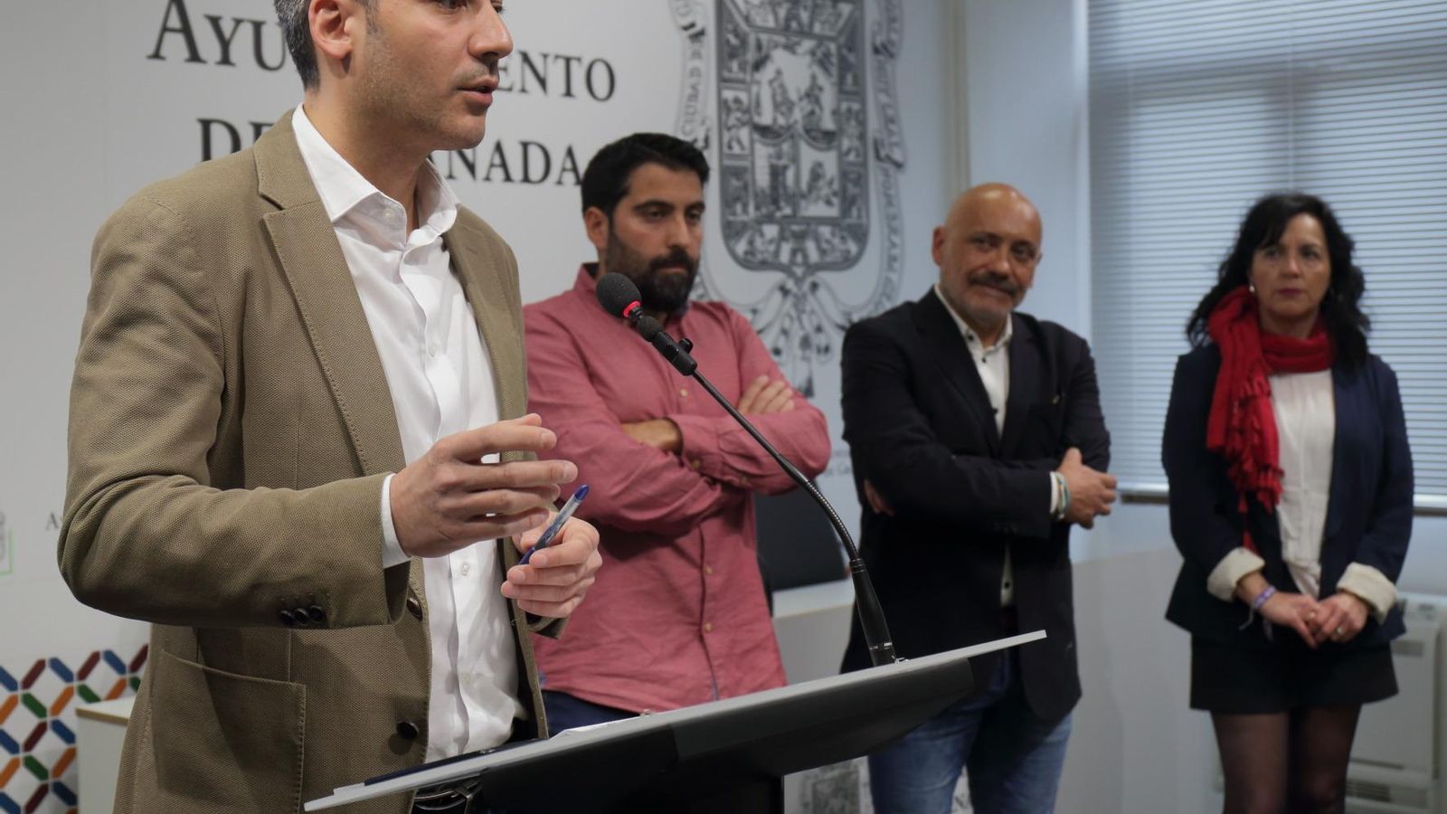 El concejal Eduardo Castillo junto a los representantes de Facua, CCOO y la Federación Provincial de Comercio de Granada