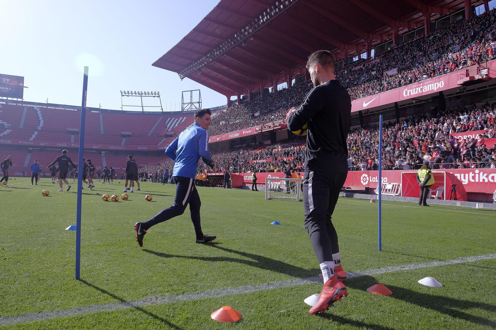 Multitudinario entrenamiento a puerta abierta del Sevilla en el Sánchez-Pizjuán