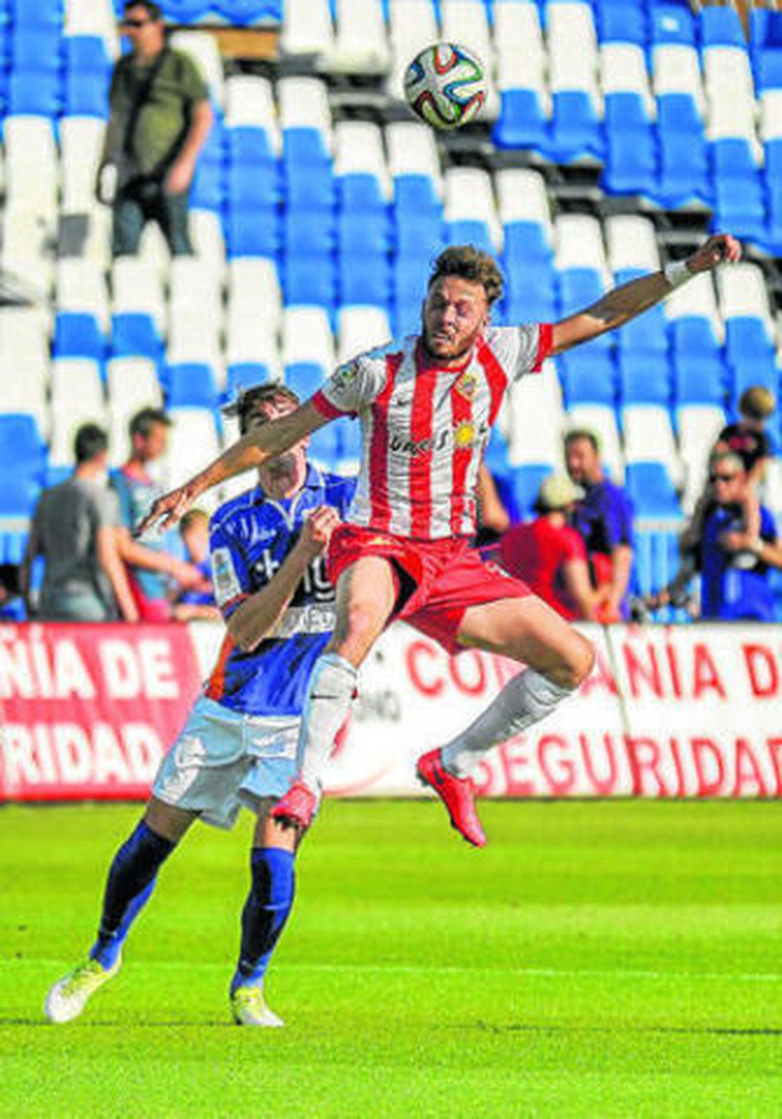José Ángel lucha por un balón aéreo.