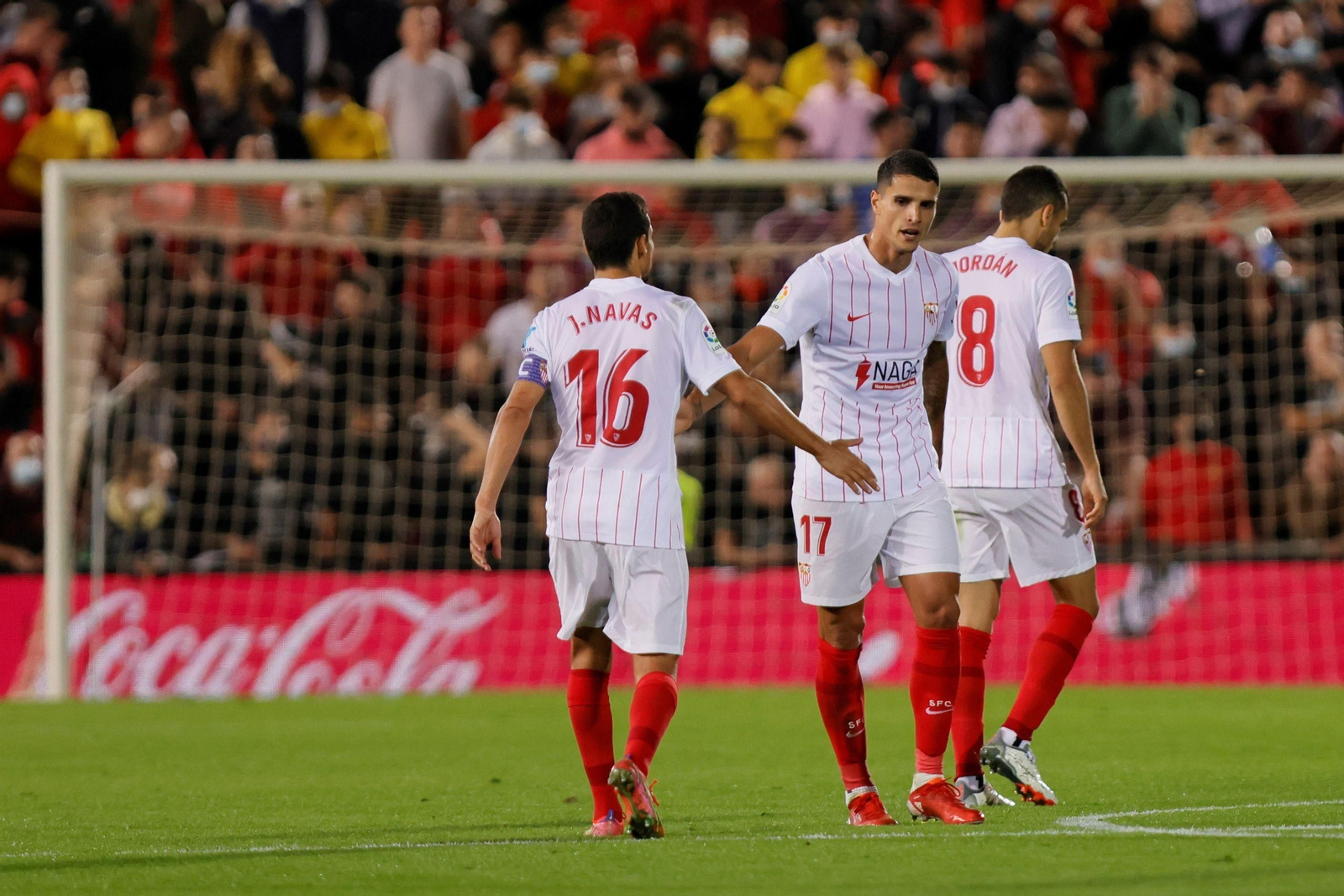 Jesús Navas felicita a Lamela junto a Joan Jordán tras un golazo del argentino.