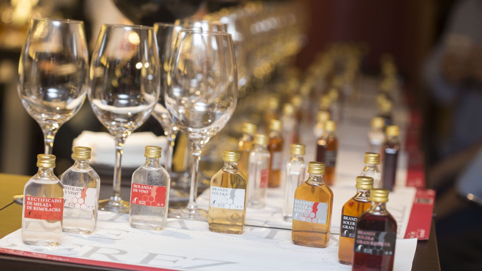 Muestras de las distintas categorías de Brandy de Jerez dispuestas para una cata.