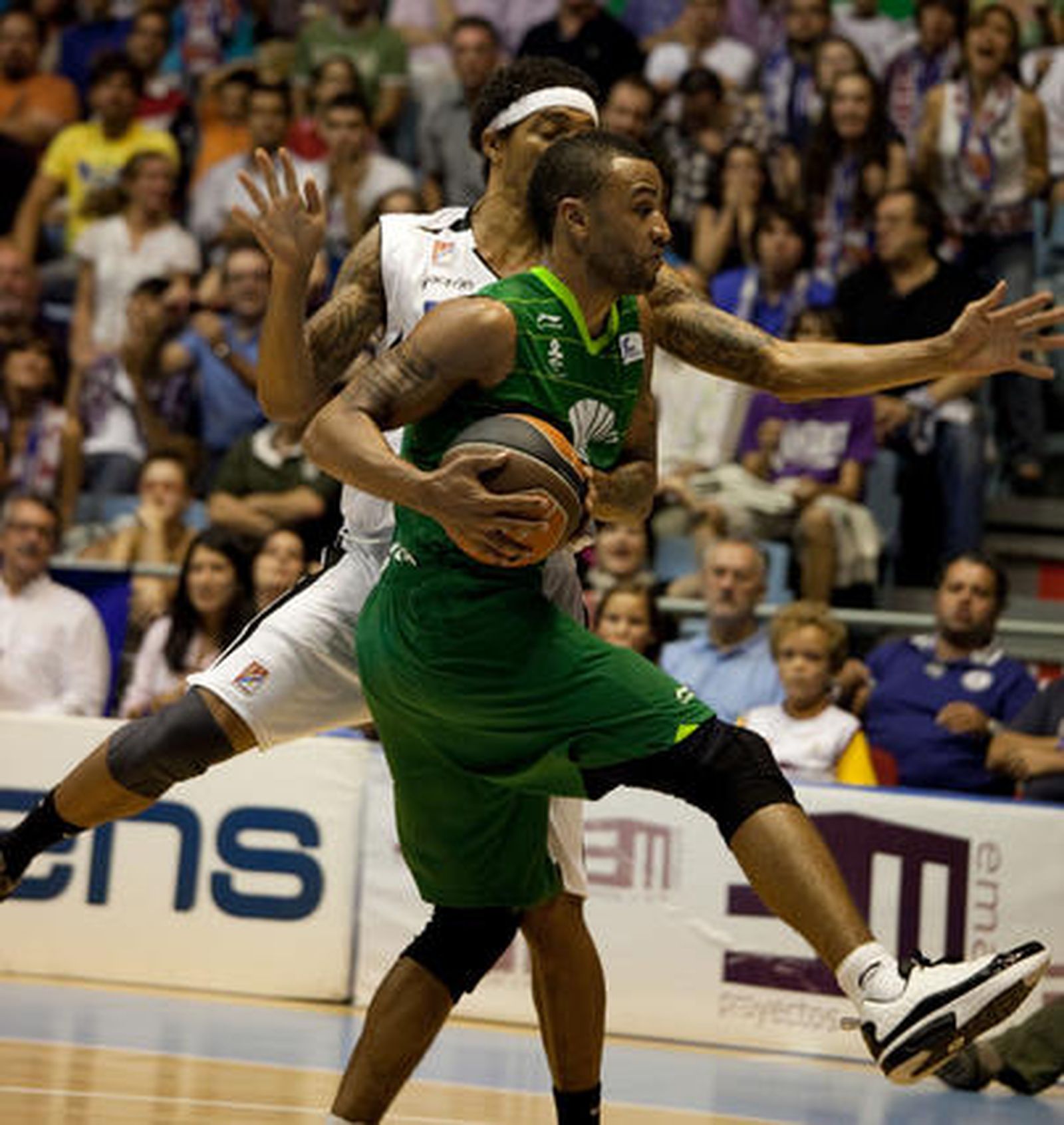 Unicaja vence en Santiago al Blusens Monbus por 71-78 después de sobreponerse a un mal inicio

Foto: ACBMEDIA