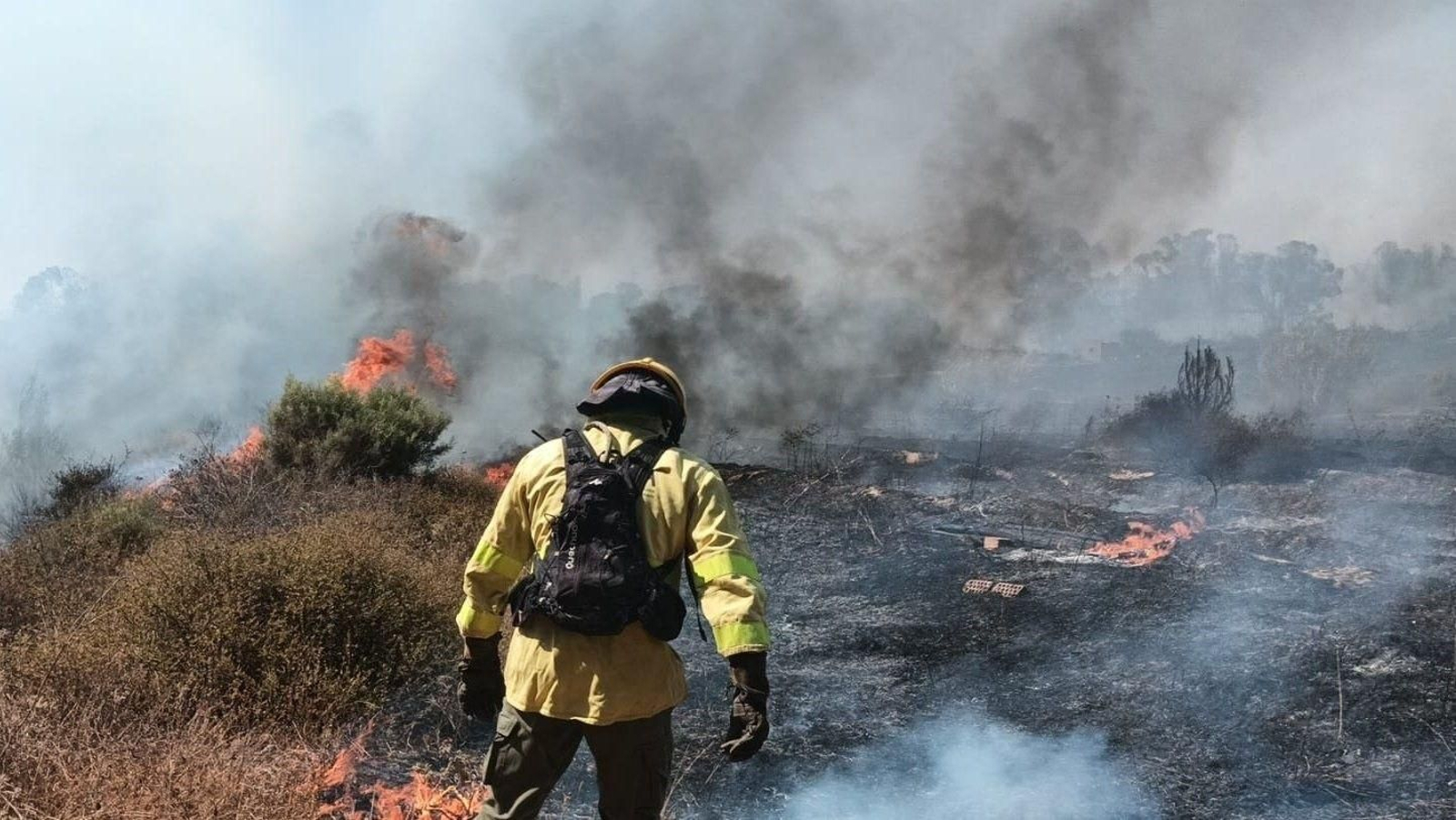 Bombero del Plan Infoca trabajando en un incendio