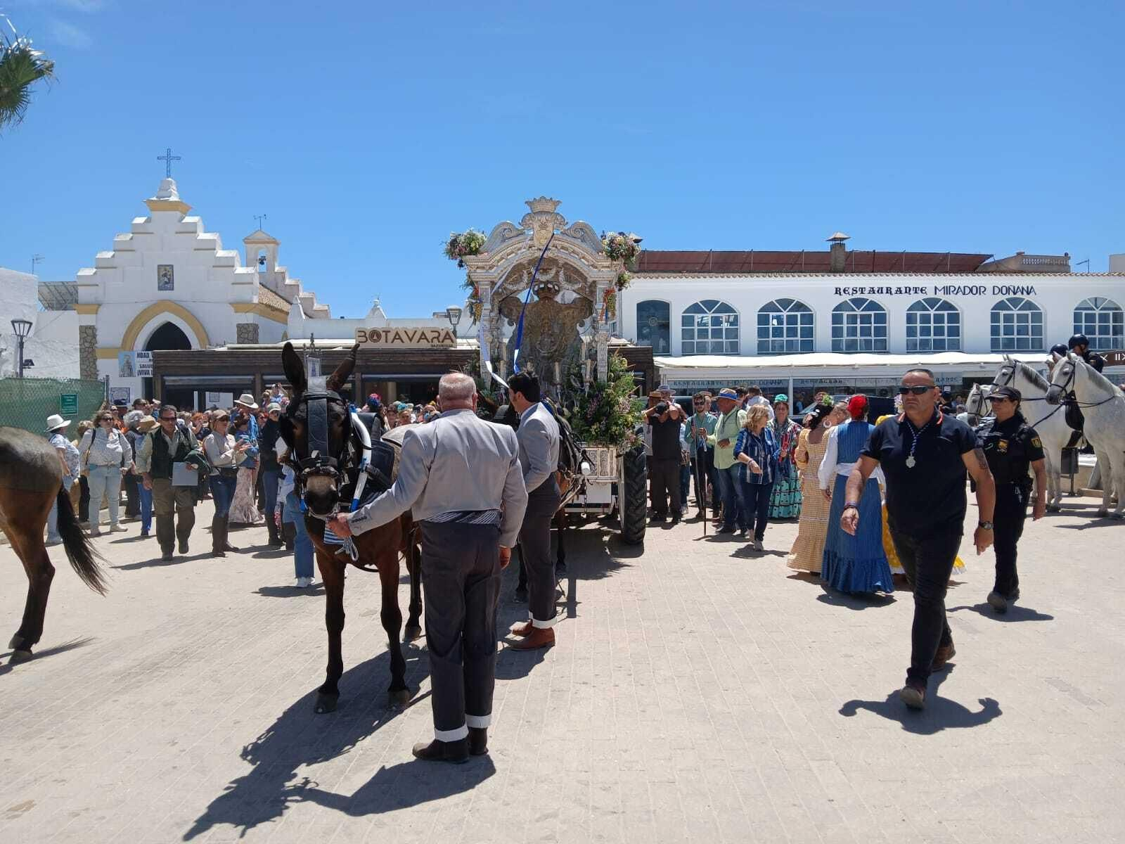 Rocío 2024: Imágenes del Primer día de embarque de romeros en Bajo de Guía en Sanlúcar
