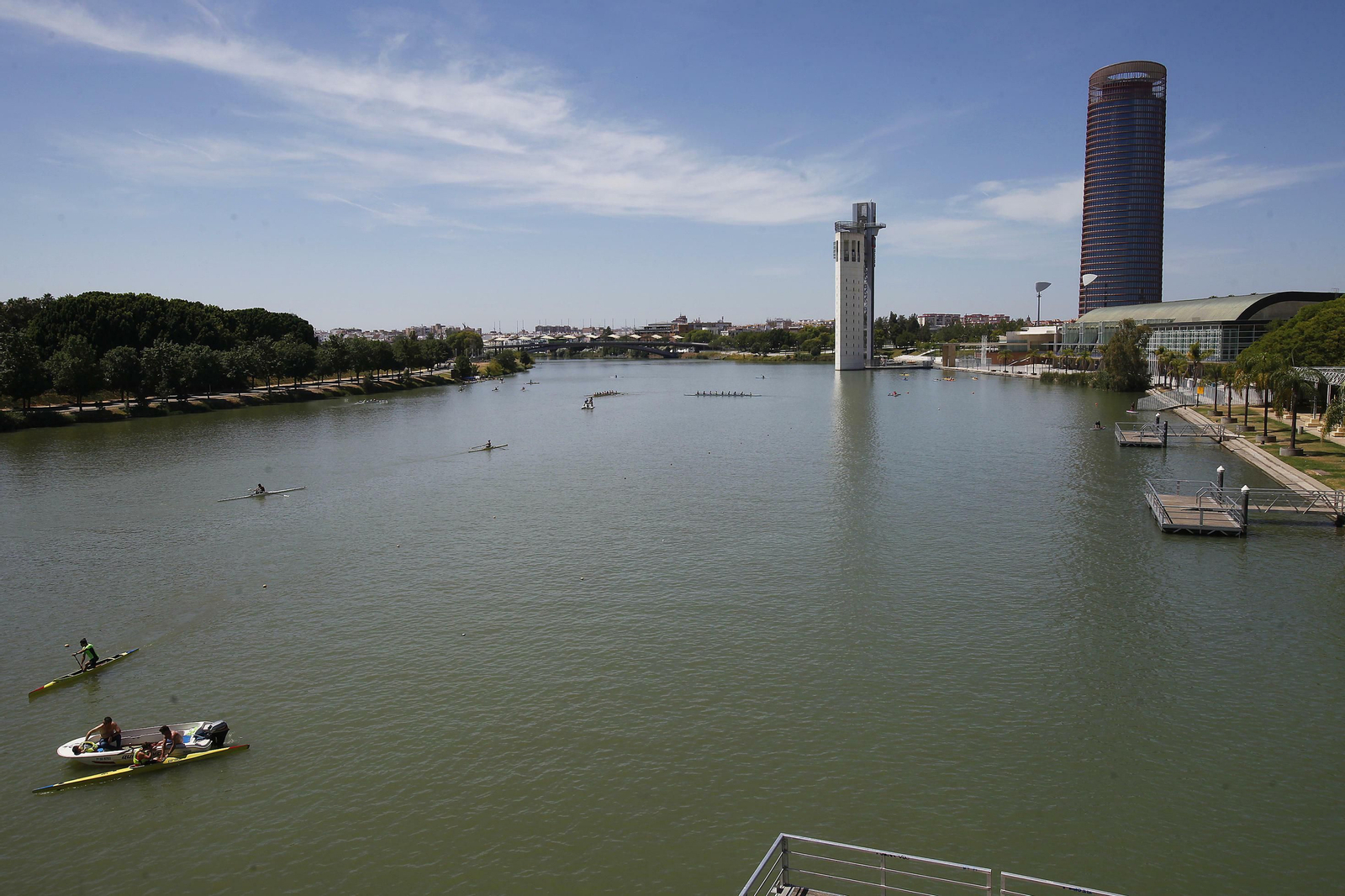 La dársena de Sevilla a la altura de la isla de la Cartuja.