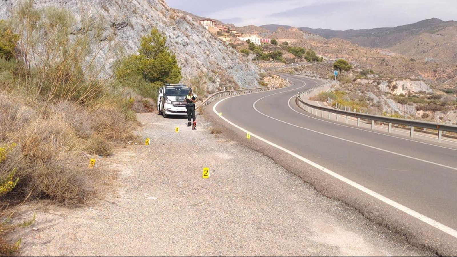 Uno de los agentes despliega los indicadores alfanuméricos en el lugar del accidente