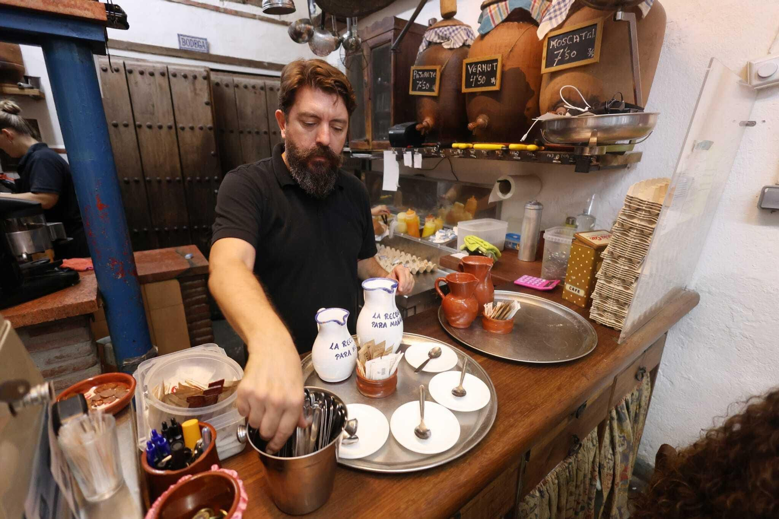 Las colas diarias por un desayuno en La Recova en el centro de Málaga