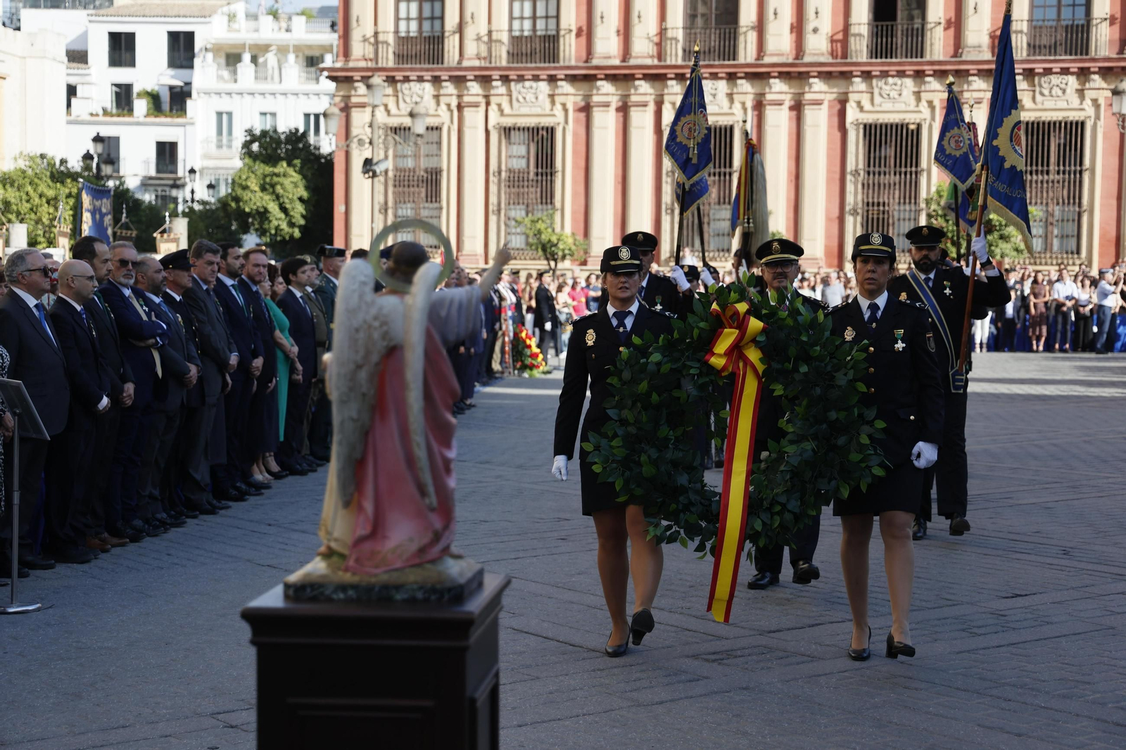 Homenaje a los caídos durante el día de la Policía Nacional en Sevilla.
