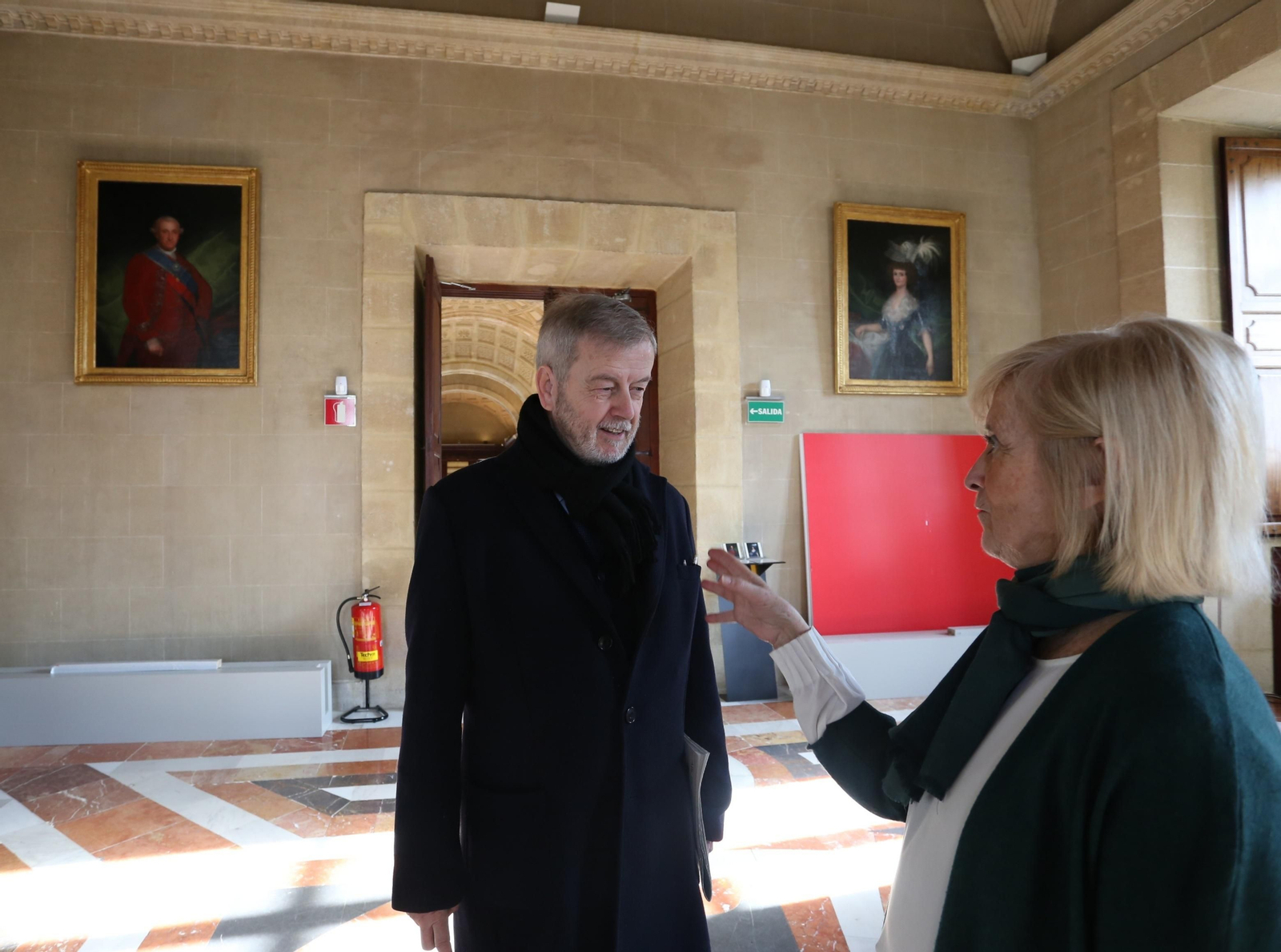 Manuel Ravina y Pilar Lázaro, director y subdirectora del Archivo de Indias, delante de los retratos que Goya hizo de Carlos IV y María Luisa de Parma.