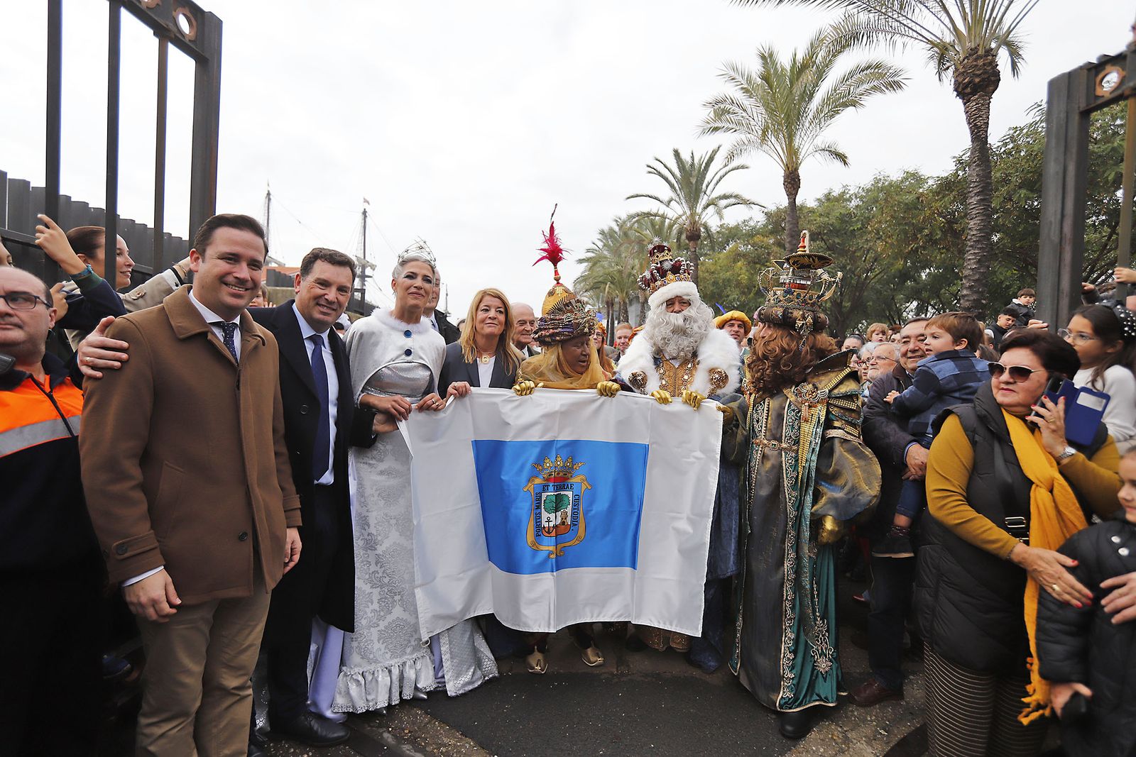 Imágenes de la mágica llegada de los Reyes Magos y la Estrella de la Ilusión a Huelva en barco