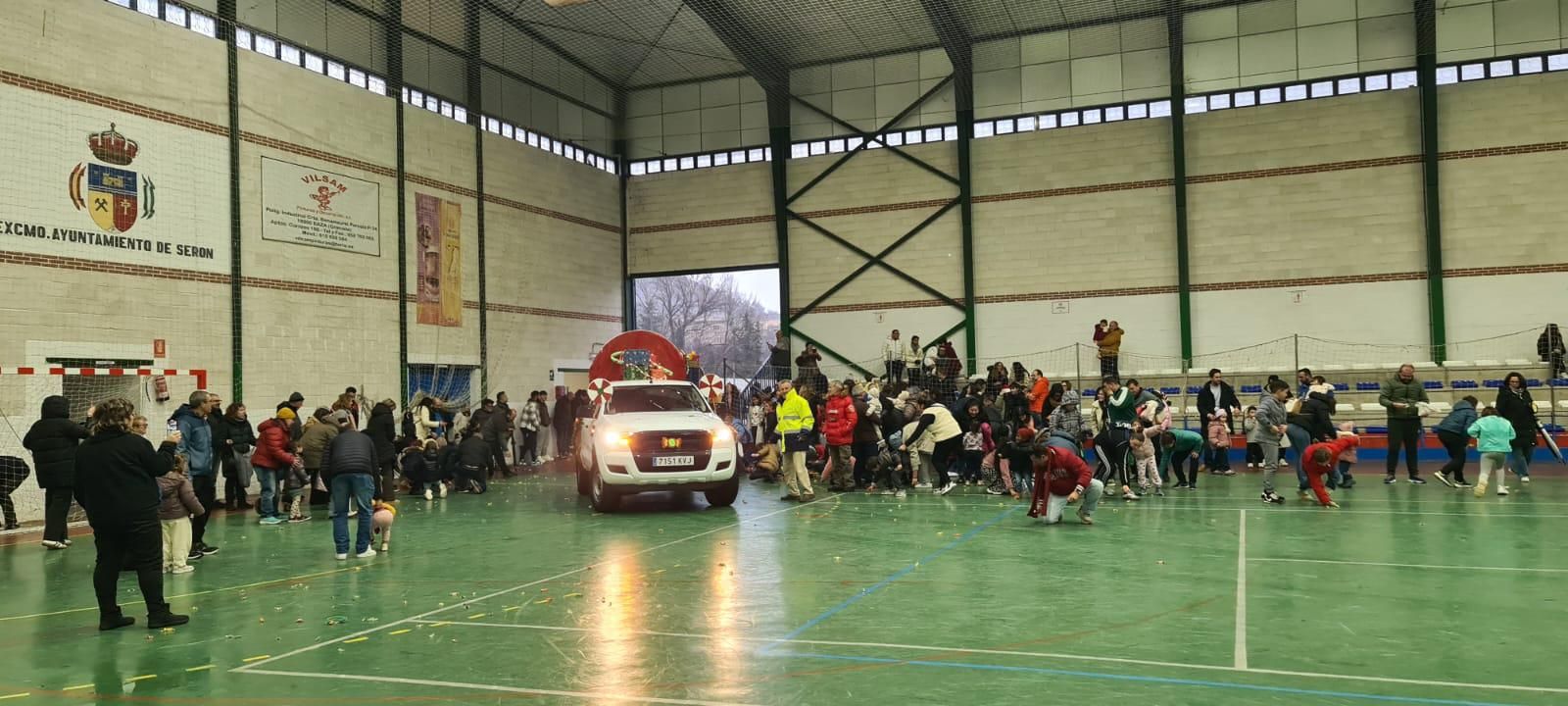 Serón disfruta de la llegada de los Reyes Magos en el Pabellón Municipal y en la residencia de mayores