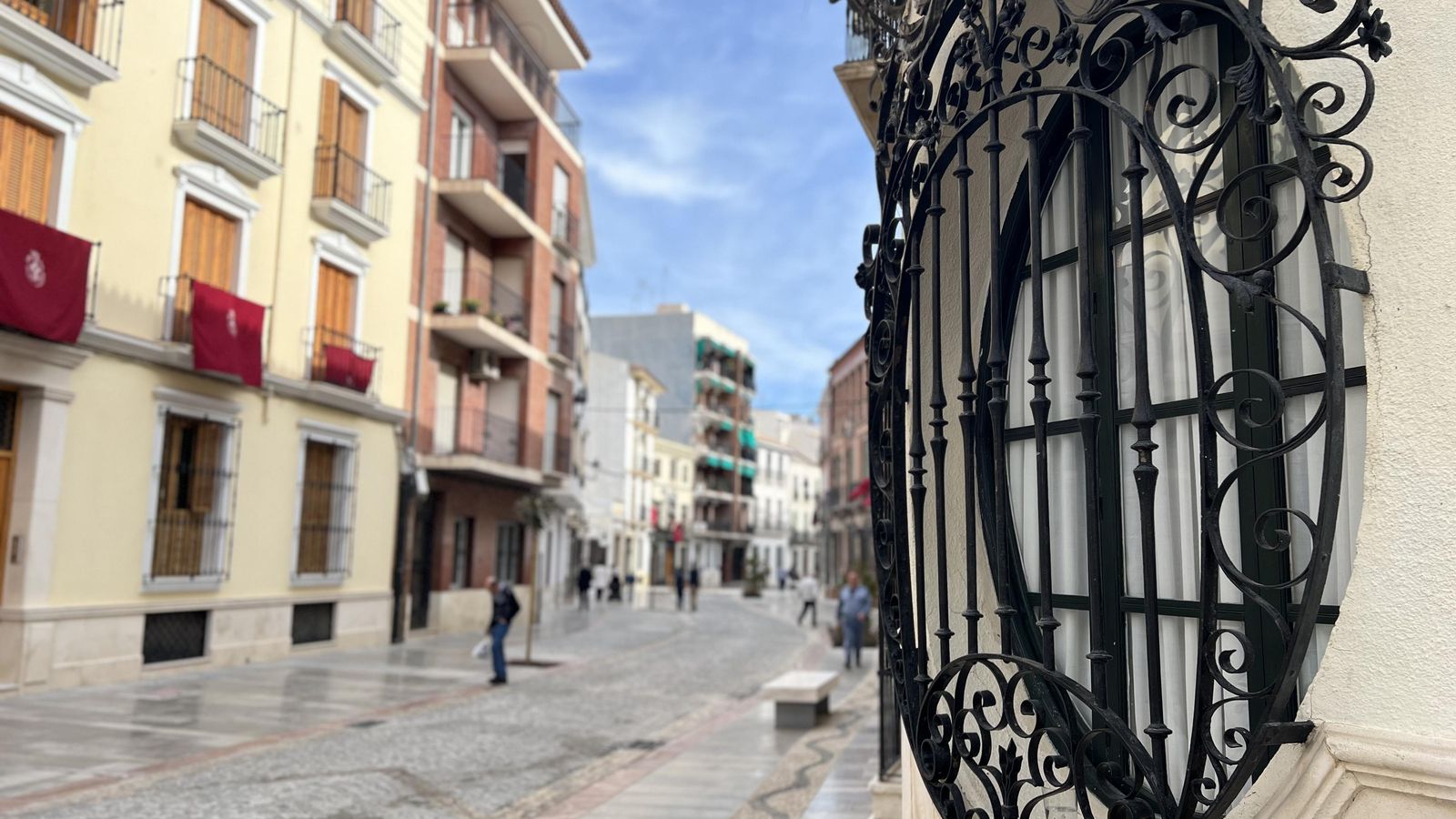 Una reja monumental en la calle Río de Priego de Córdoba.