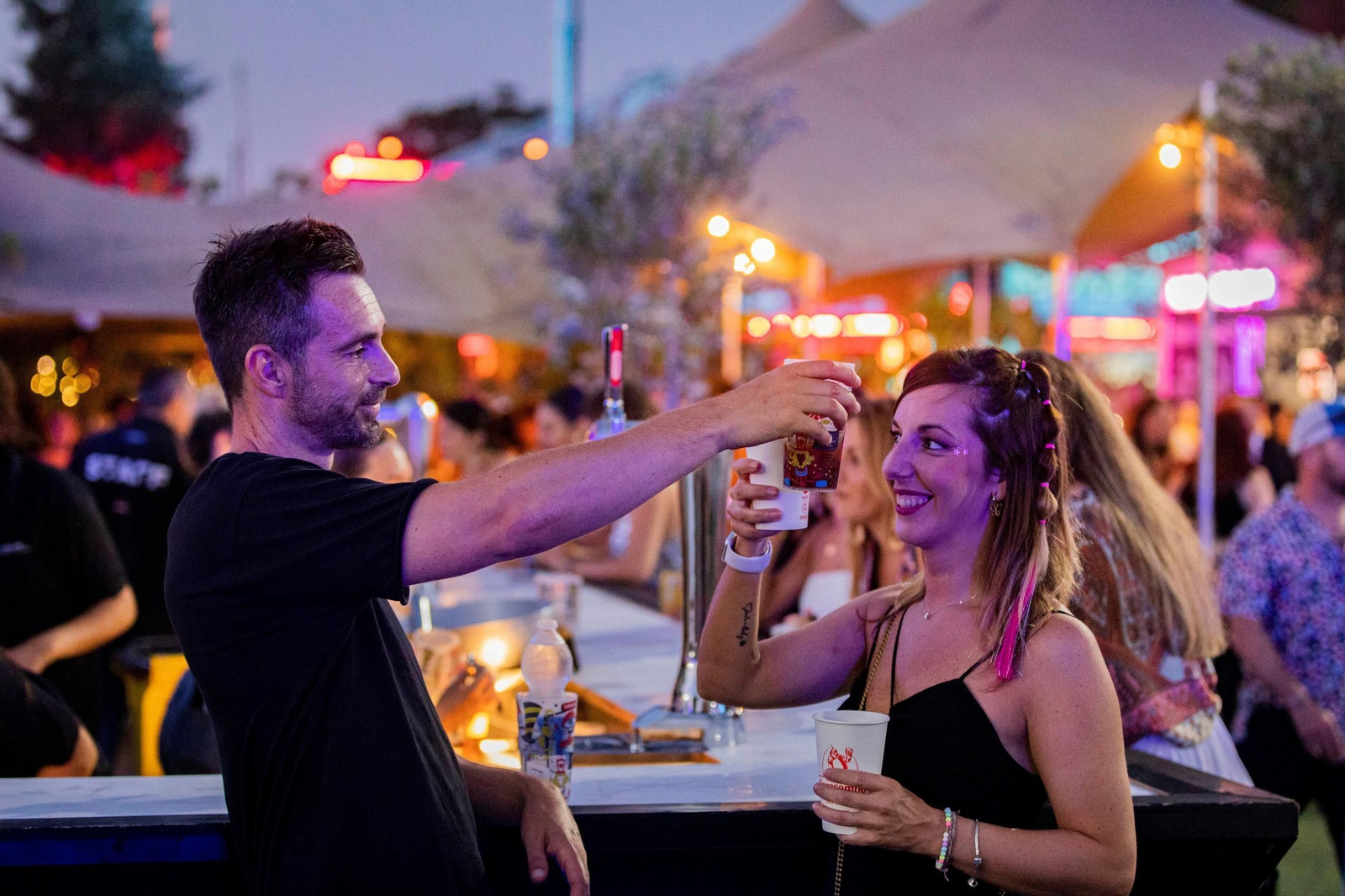 Dos asistentes a conciertos en Cádiz toman cervezas en el interior de un recinto