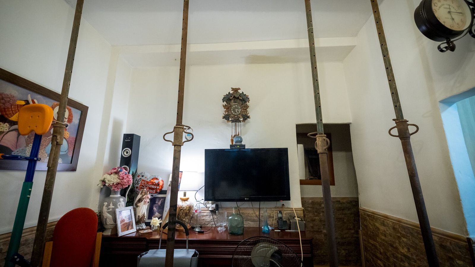 Salita de otra vivienda apuntalada.