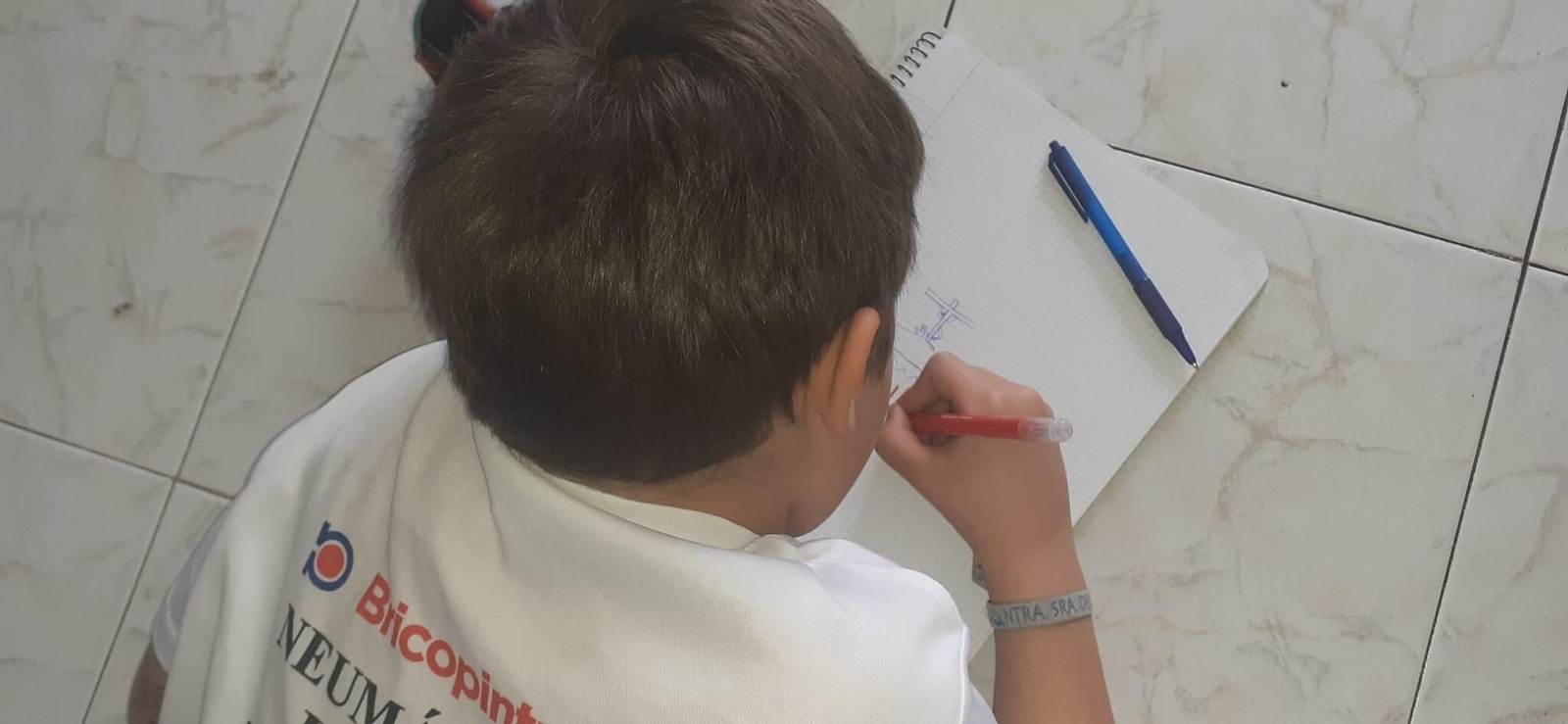 Un niño dibujando un paso de Semana Santa