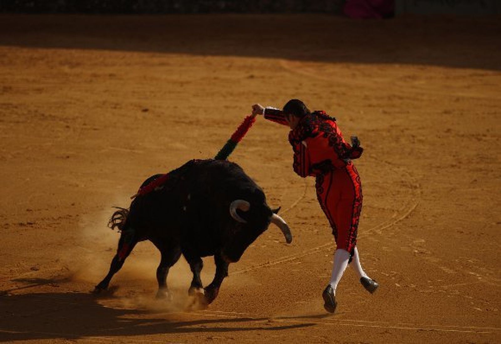 El tercio de banderillas marca el espectáculo de una goyesca gris