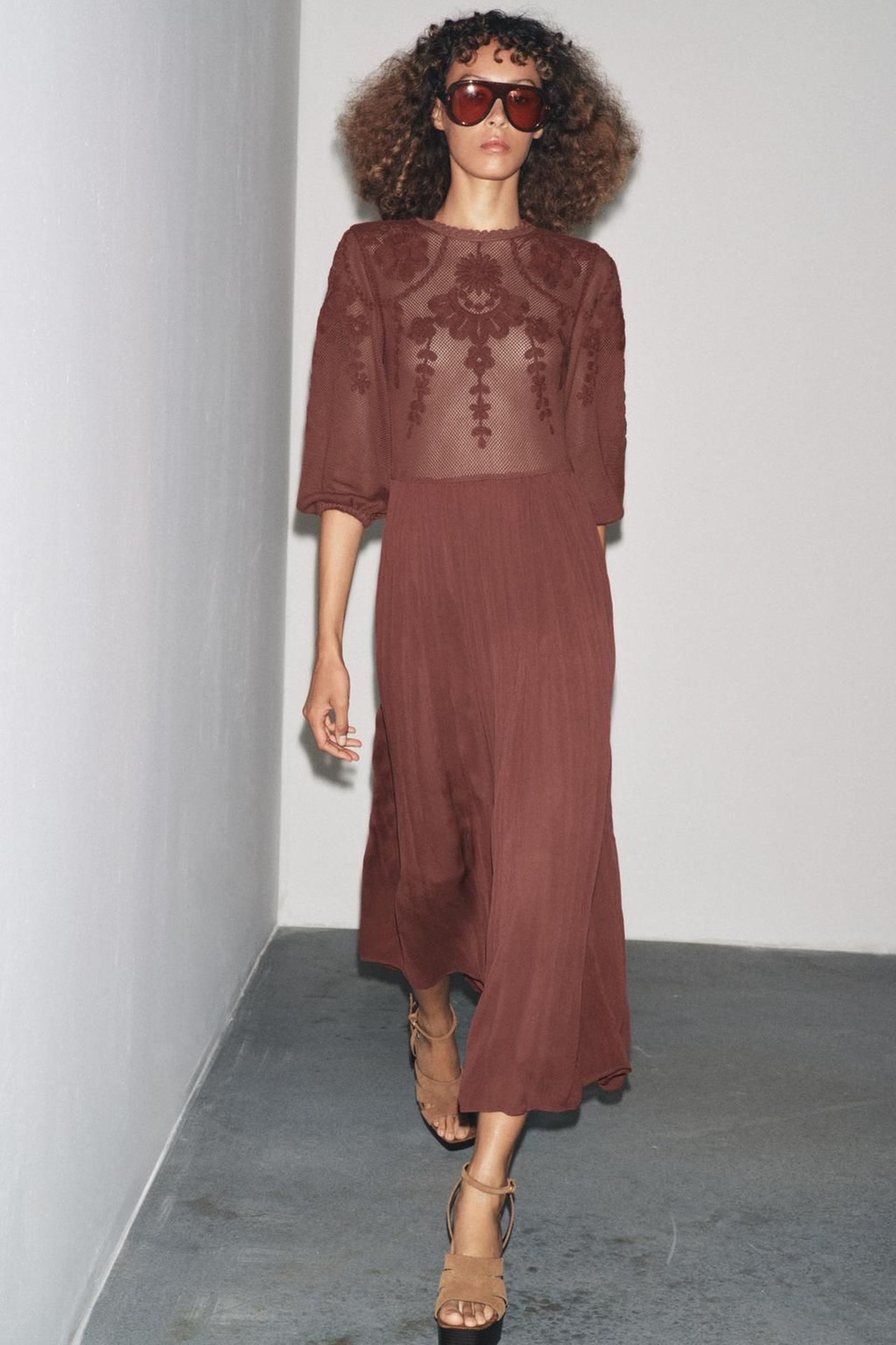 Vestido burdeos de Zara.