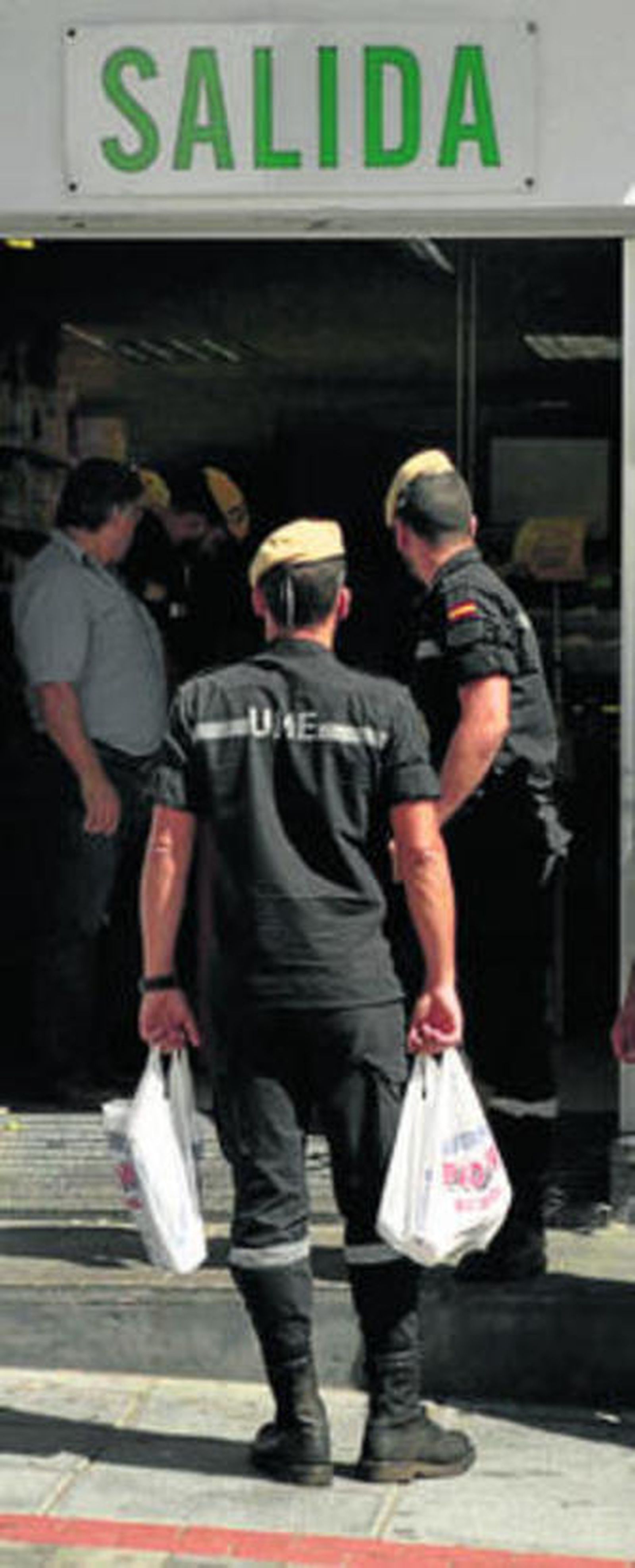 Soldados de la UME salen de comprar de un supermercado.