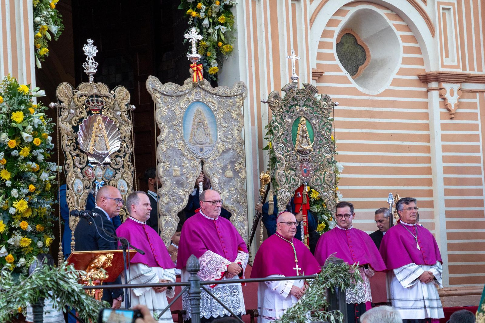 Imágenes del Rosario Jubilar rociero celebrado por las 25 hermandades filiales de la Matriz de Almonte en La Merced