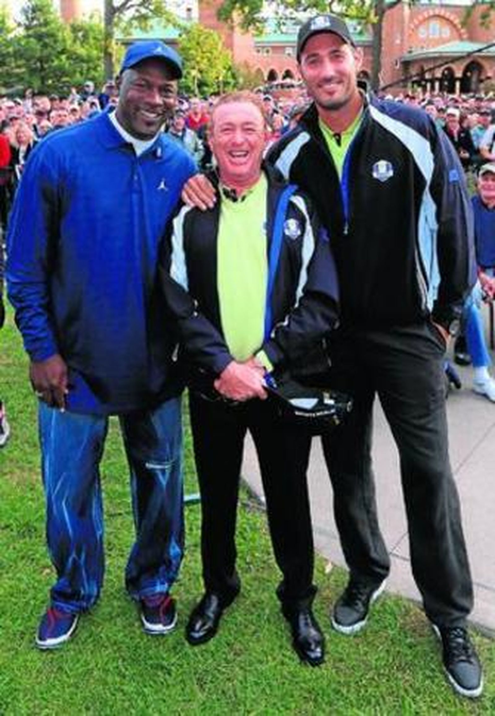 Pedro Fernández, a la derecha, posa junto a Michael Jordan y Miguel Ángel Jiménez en la Ryder Cup de 2012.