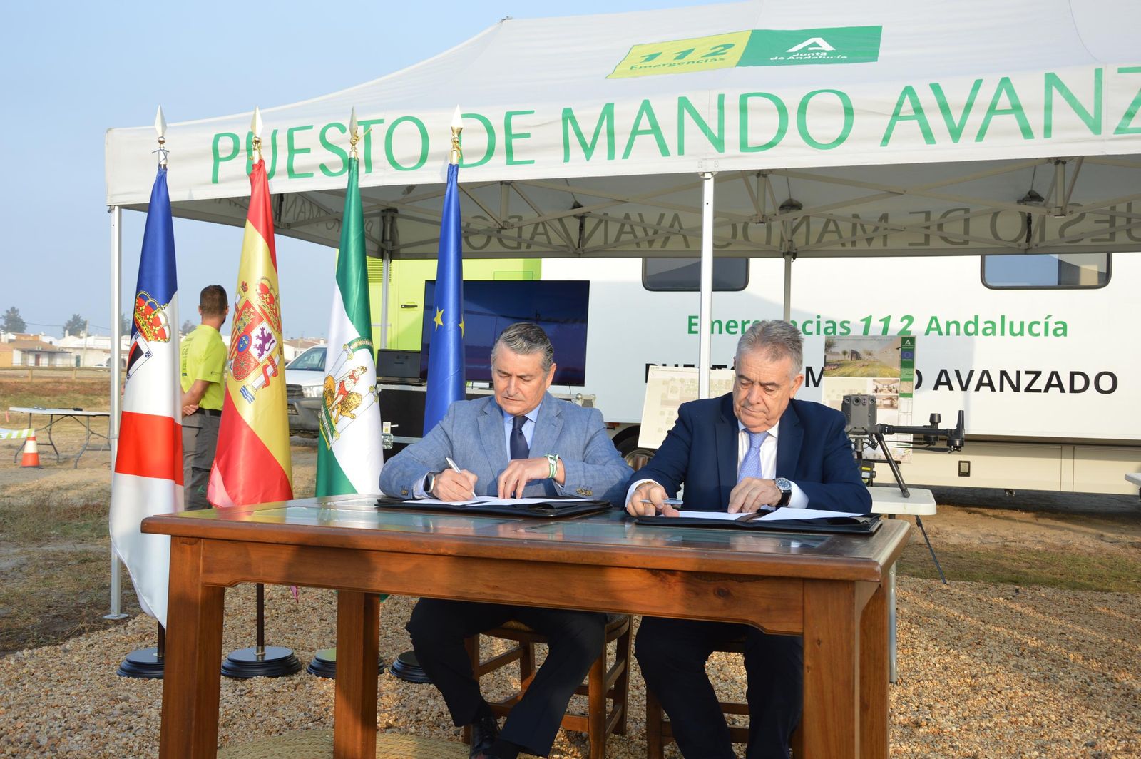 Firma del acuerdo entre el consejero Antonio Sanz y el alcalde de Almonte, Francisco Bella.