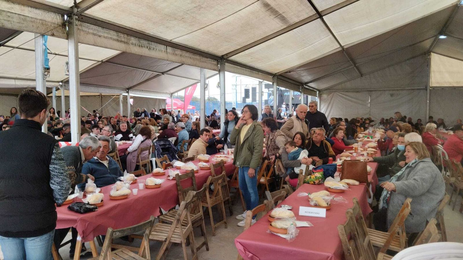 El mayor cocido del mundo cocinado en Jabugo, en imágenes.