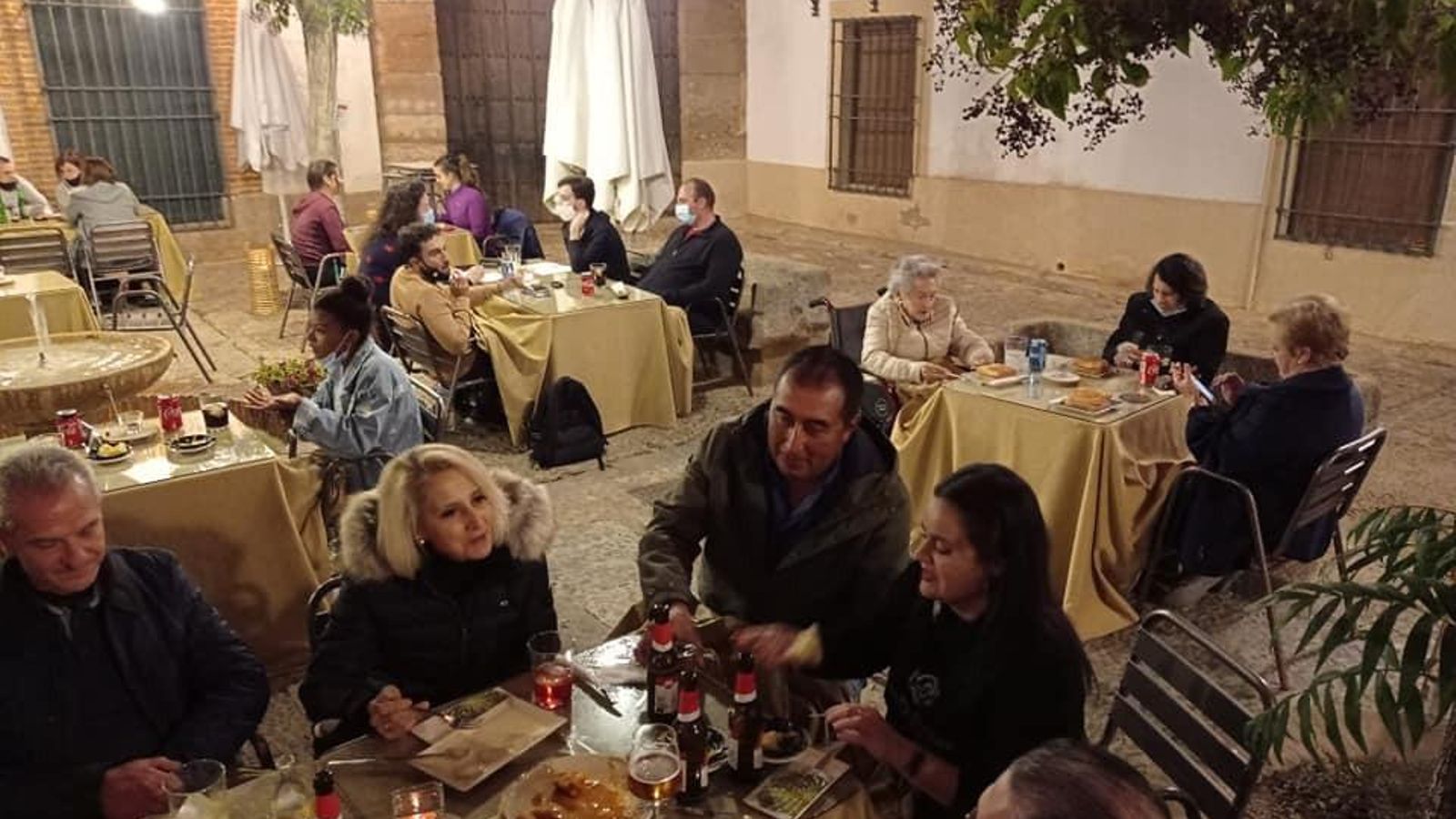 La terraza con sus mesas de camilla