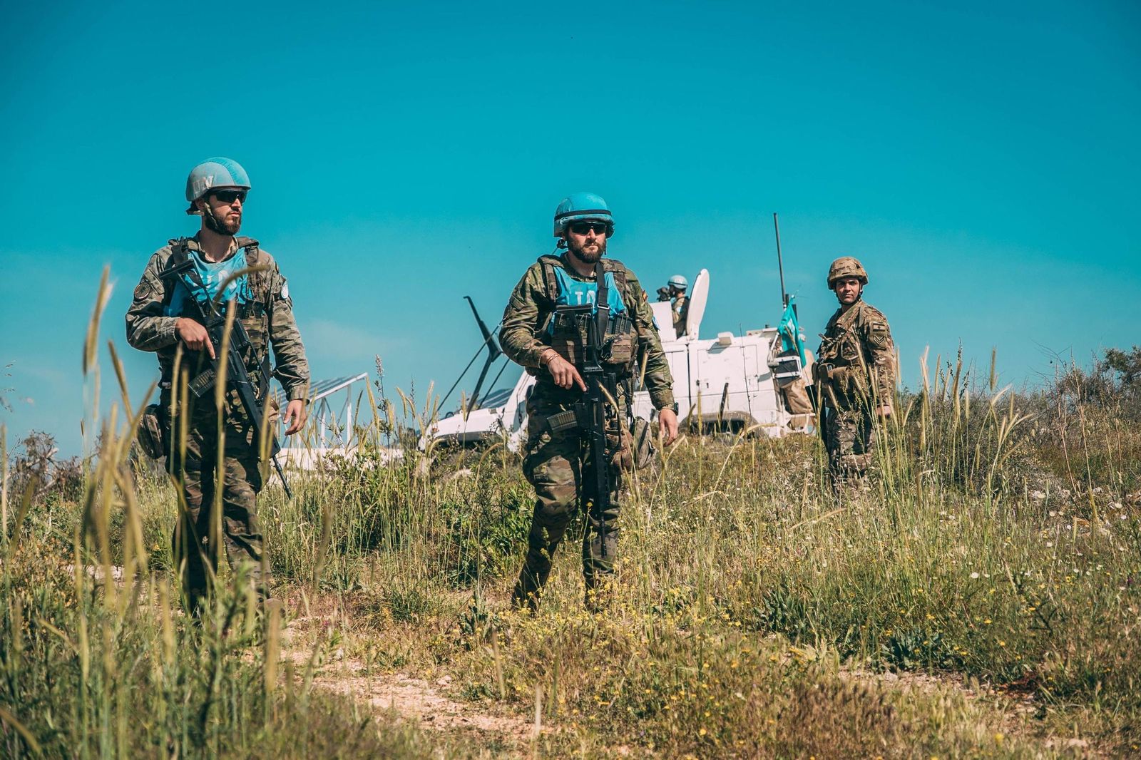 Punto de control conjunto de cascos azules de la BRI  X  de Córdoba con militares de las LAF en el Sur del Líbano .